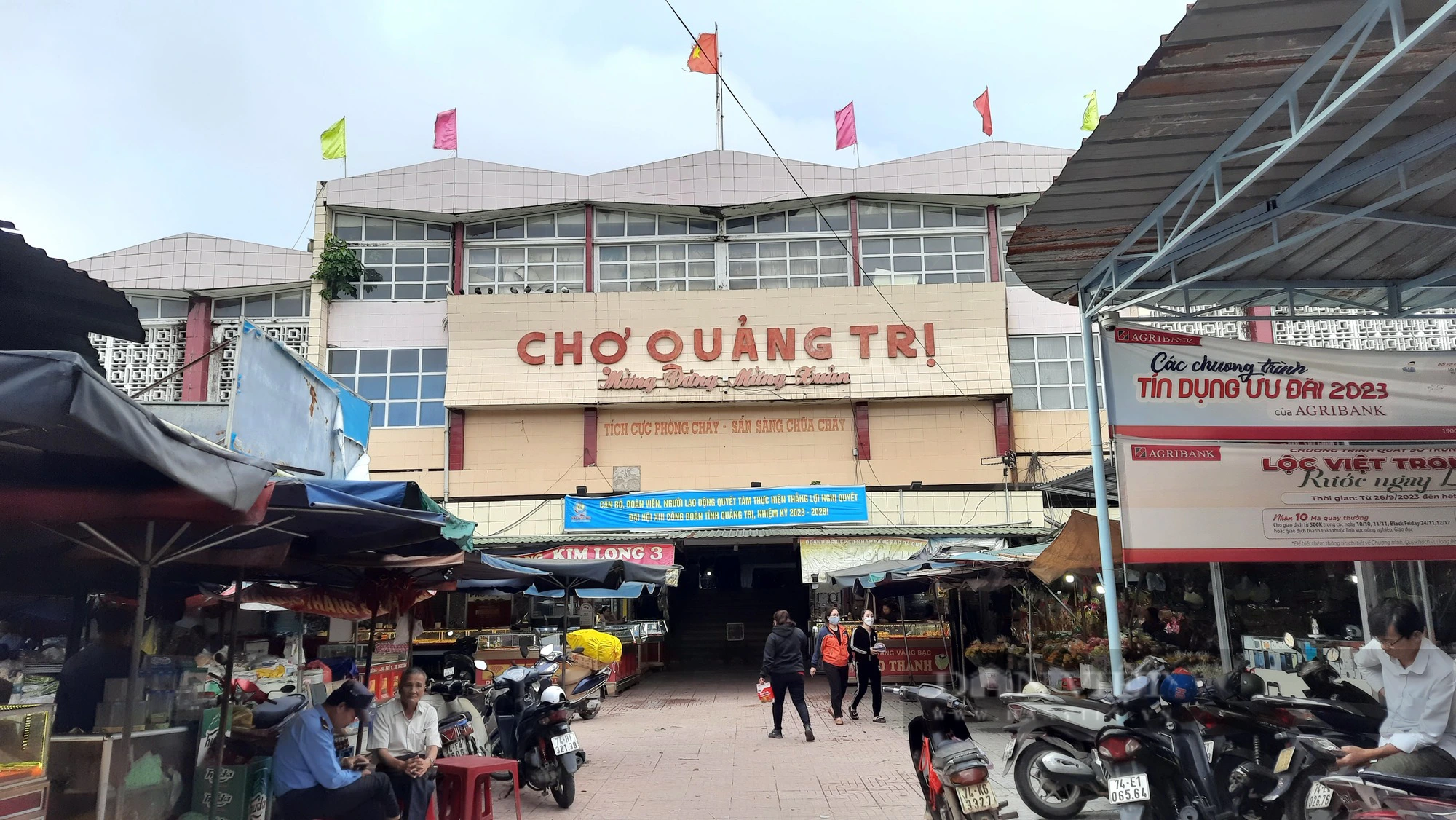Ảnh, clip: Ngôi chợ hiếm gặp ở tỉnh Quảng Trị - Ảnh 1.