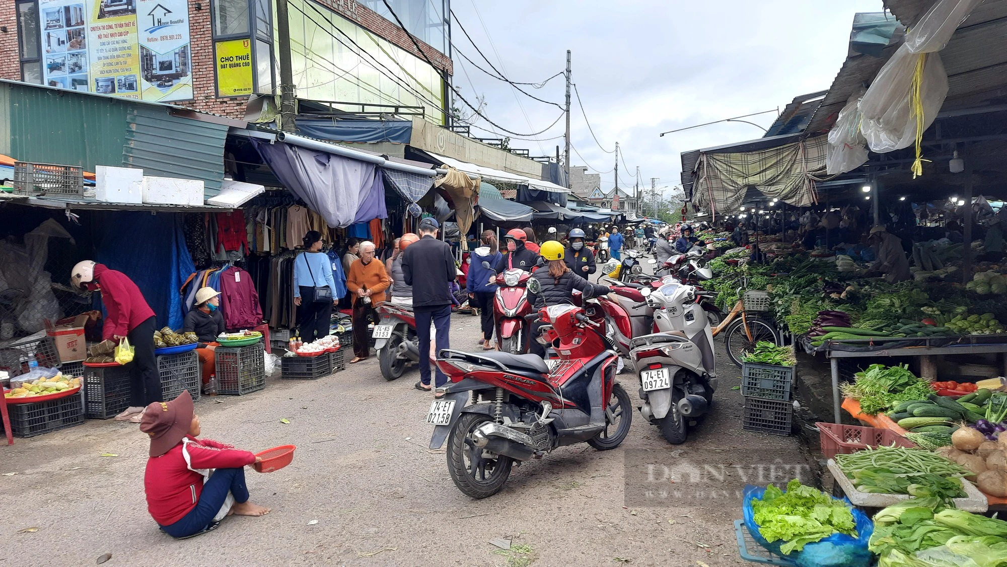 Ảnh, clip: Ngôi chợ hiếm gặp ở tỉnh Quảng Trị - Ảnh 11.