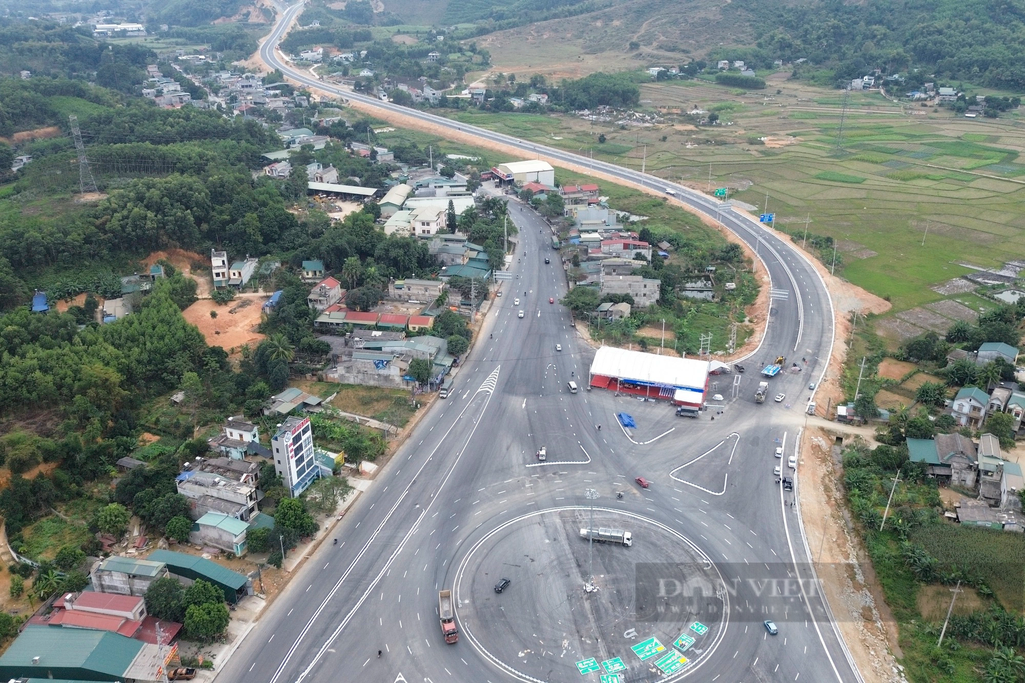 Cao tốc Tuyên Quang - Phú Thọ đạt kỷ lục thời gian thi công nhưng không có làn dừng khẩn cấp - Ảnh 1.