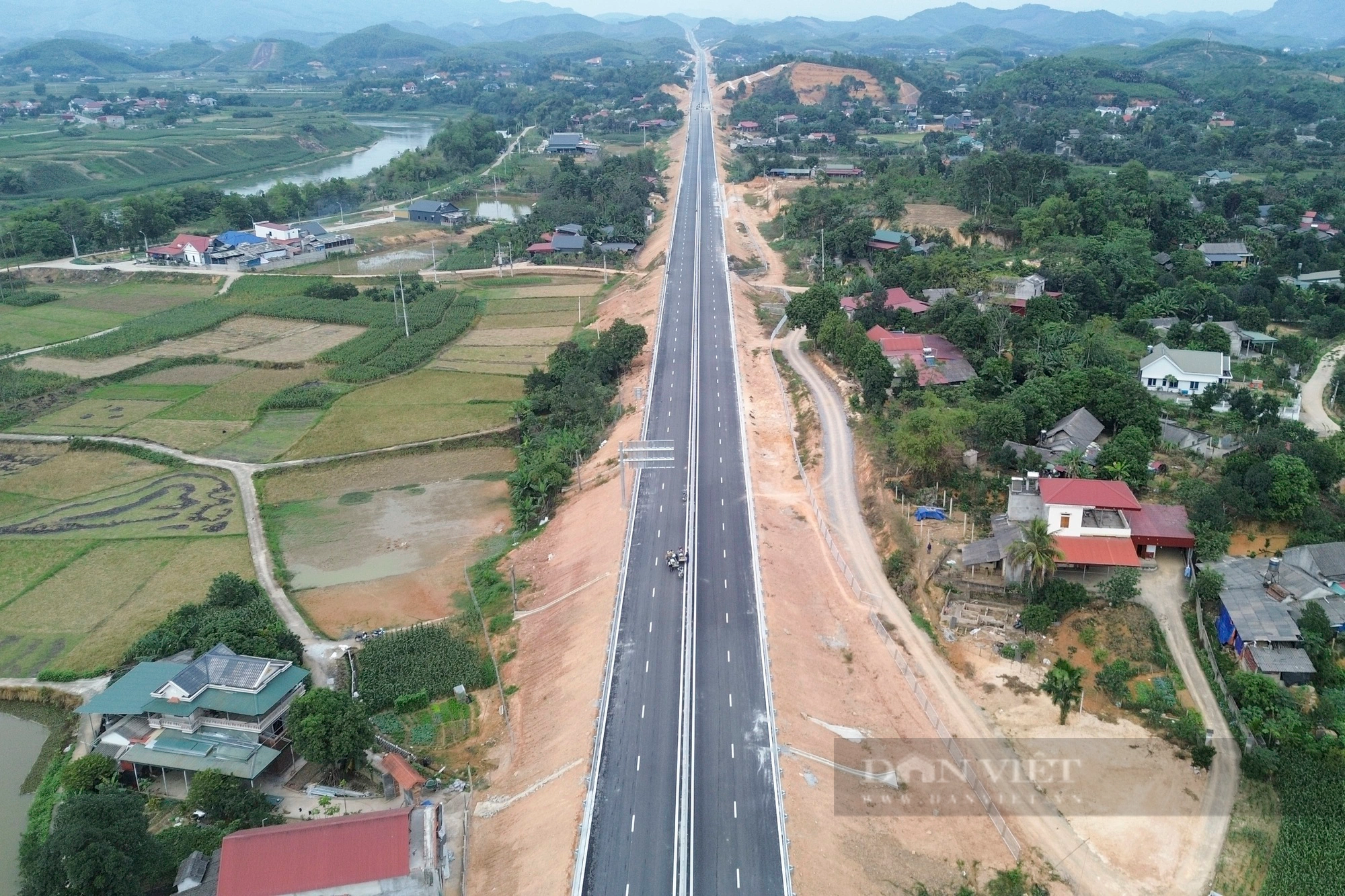 Cao tốc Tuyên Quang - Phú Thọ đạt kỷ lục thời gian thi công nhưng không có làn dừng khẩn cấp - Ảnh 2.