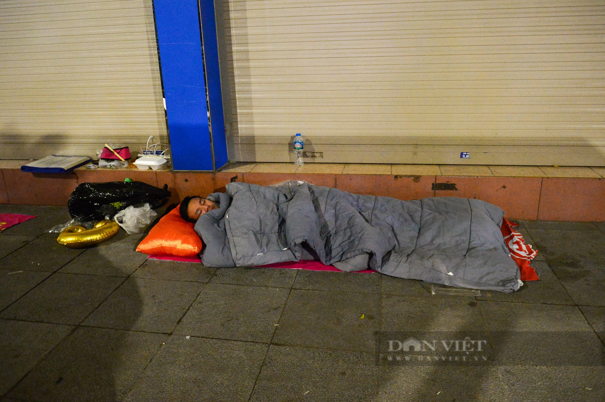 Hà Nội rét đậm 8 độ C, người vô gia cư co ro góc phố với chiếc chăn mỏng- Ảnh 2.