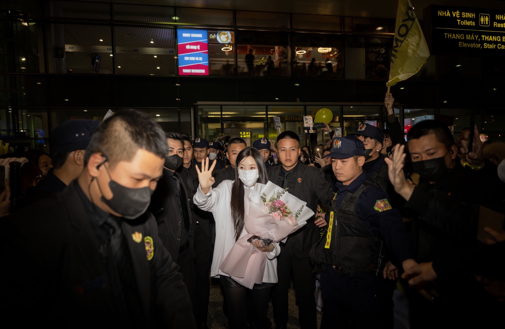 Dù thời tiết lạnh giá, hàng trăm người hâm mộ Việt Nam vẫn ra sân bay lúc nửa đêm để đón Hyomin (T-ara)  - Ảnh 2.