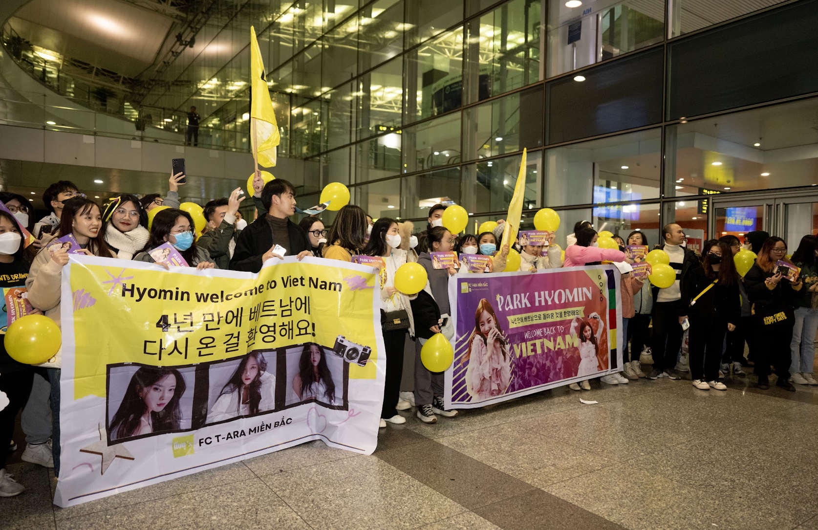 Dù thời tiết lạnh giá, hàng trăm người hâm mộ Việt Nam vẫn ra sân bay lúc nửa đêm để đón Hyomin (T-ara)  - Ảnh 3.