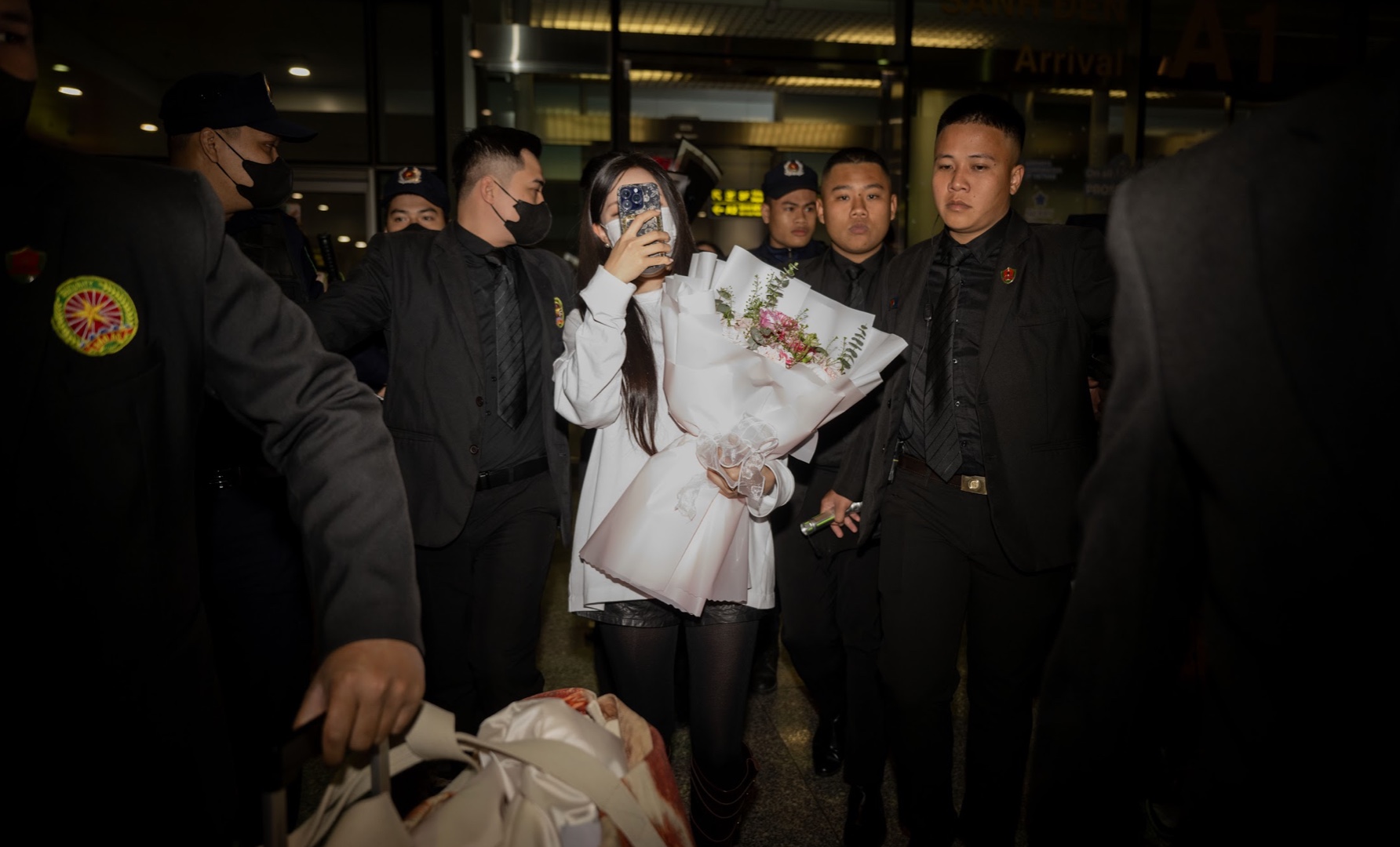 Dù thời tiết lạnh giá, hàng trăm người hâm mộ Việt Nam vẫn ra sân bay lúc nửa đêm để đón Hyomin (T-ara)  - Ảnh 1.