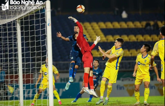 V.League và chuyện &quot;chiến dịch bàn tay sắt&quot; của các huấn luyện viên - Ảnh 2.