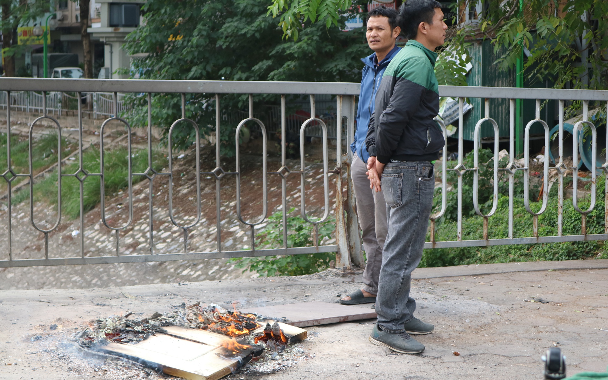 Lạnh tê tái, lao động tự do ở Hà Nội đốt lửa sưởi ấm giữa ban ngày