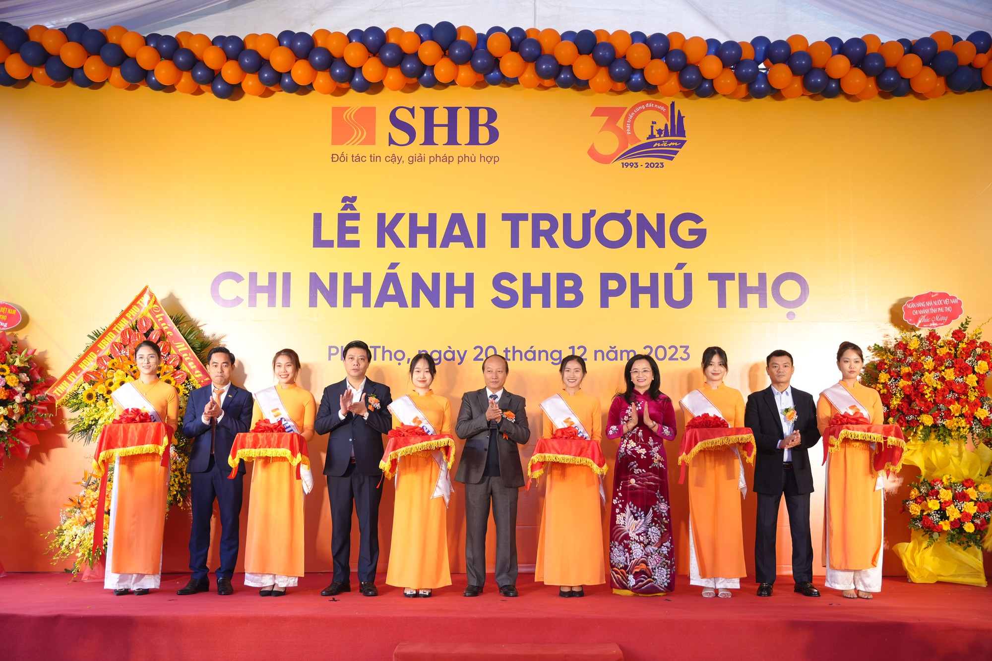 Ngày 20/12, SHB Phú Thọ gia nhập thị trường tài chính địa bàn tỉnh Phú Thọ, hứa hẹn sẽ phục vụ tốt hơn thị trường dịch vụ ngân hàng bán lẻ đầy tiềm năng khu vực Đông Bắc Bộ.