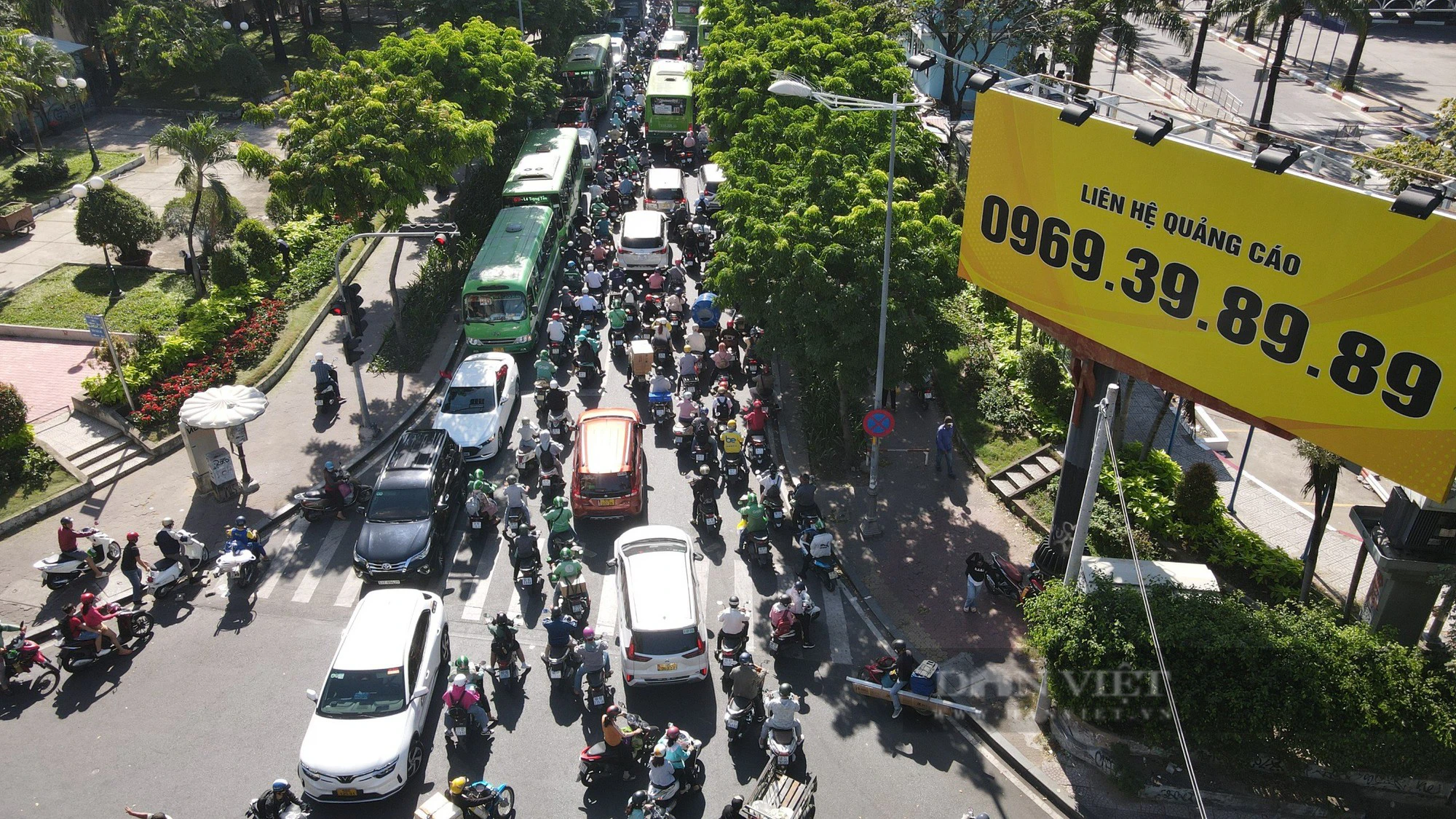 Đang ùn ứ nặng nề giao thông ở trung tâm TP.HCM, nhiều tuyến đường không “lối thoát” - Ảnh 1.