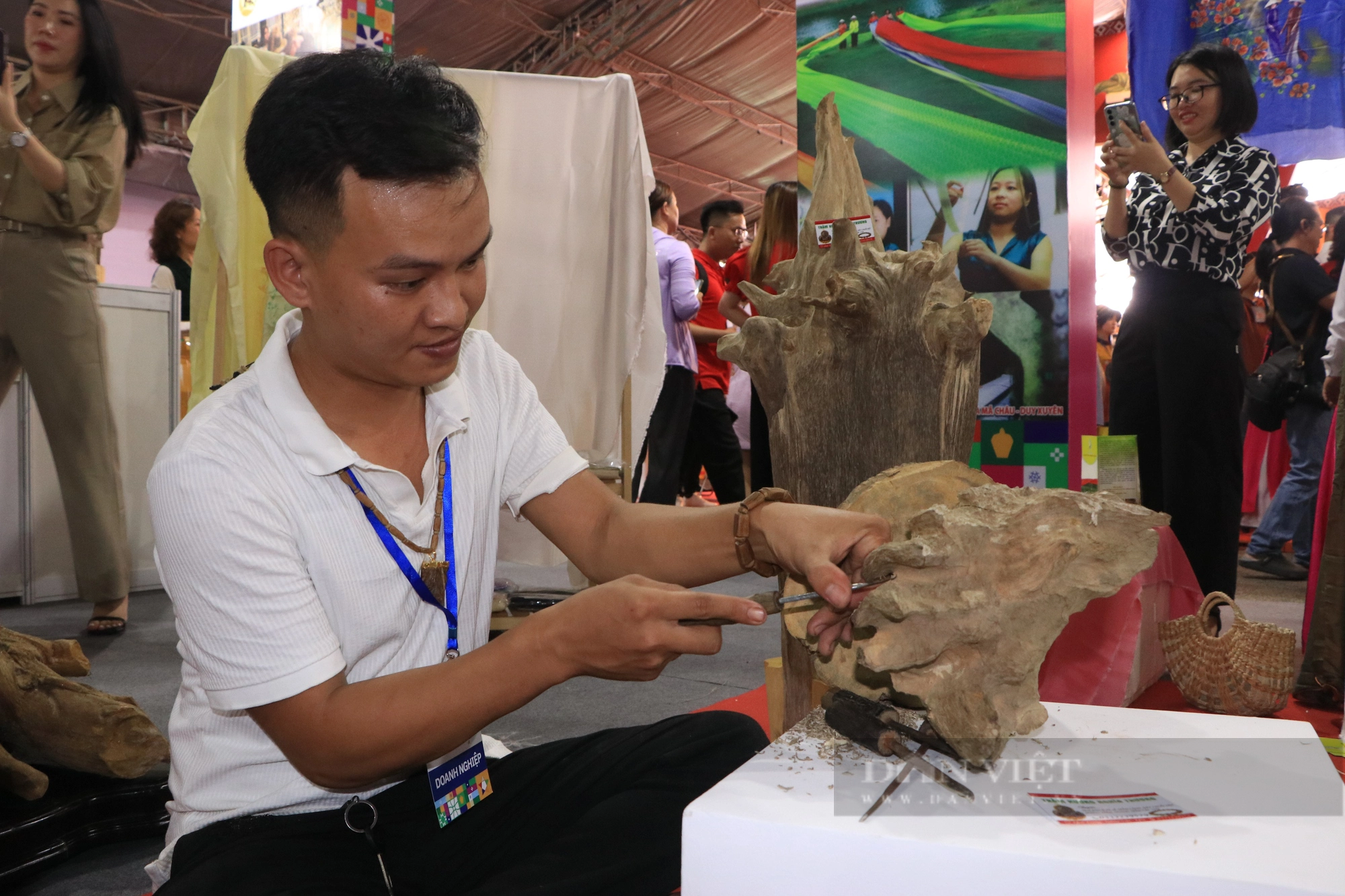 Chè Shan Tuyết, trầm hương Quảng Nam xuất hiện tại triển lãm làng nghề ở TP.HCM - Ảnh 1.
