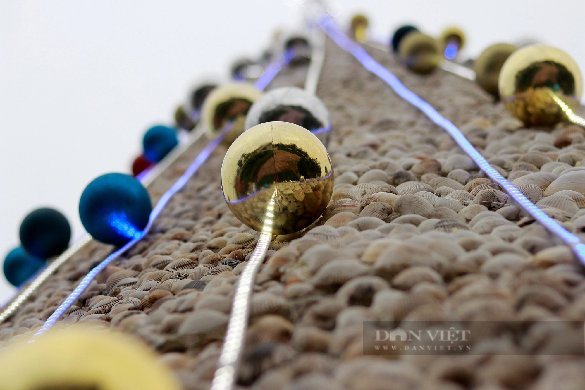 Cây thông Noel ở Hà Tĩnh được trang trí từ 100.000 vỏ sò khiến nhiều người thích thú- Ảnh 5.