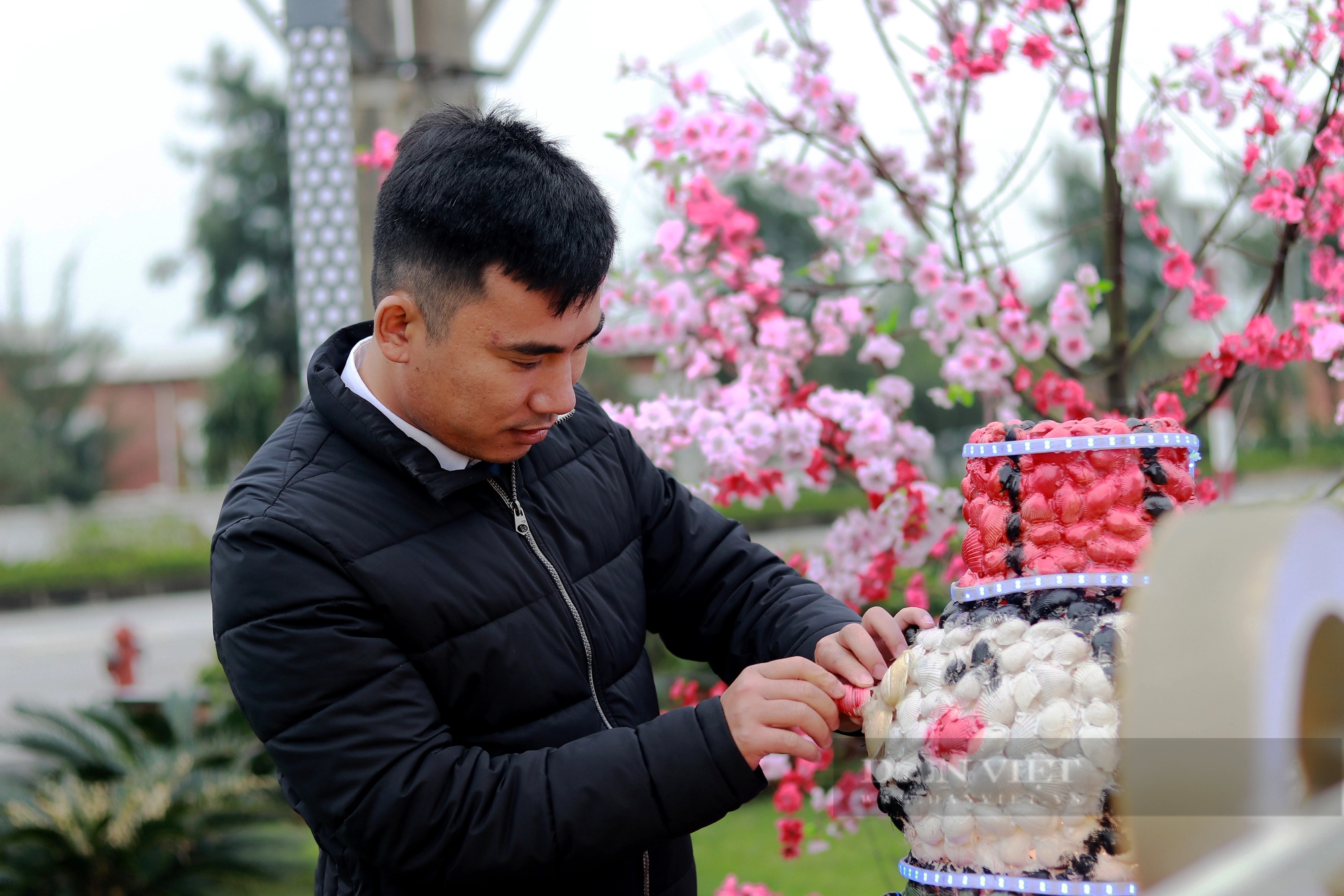 Cây thông Noel ở Hà Tĩnh được trang trí từ 100.000 vỏ sò khiến nhiều người thích thú- Ảnh 6.