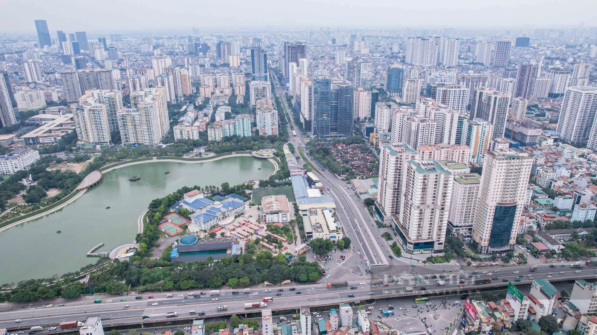 Video: Toàn cảnh tuyến đường bị “băm nát” quy hoạch đang chờ Hà Nội xử lý nhìn từ flycam- Ảnh 1.