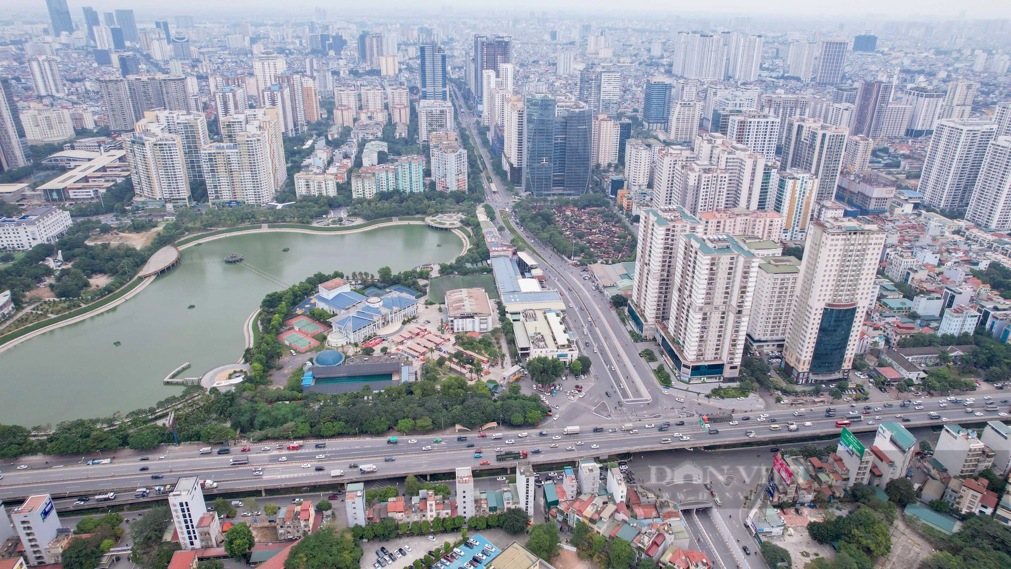 Video: Toàn cảnh tuyến đường bị “băm nát” quy hoạch đang chờ Hà Nội xử lý nhìn từ flycam- Ảnh 2.