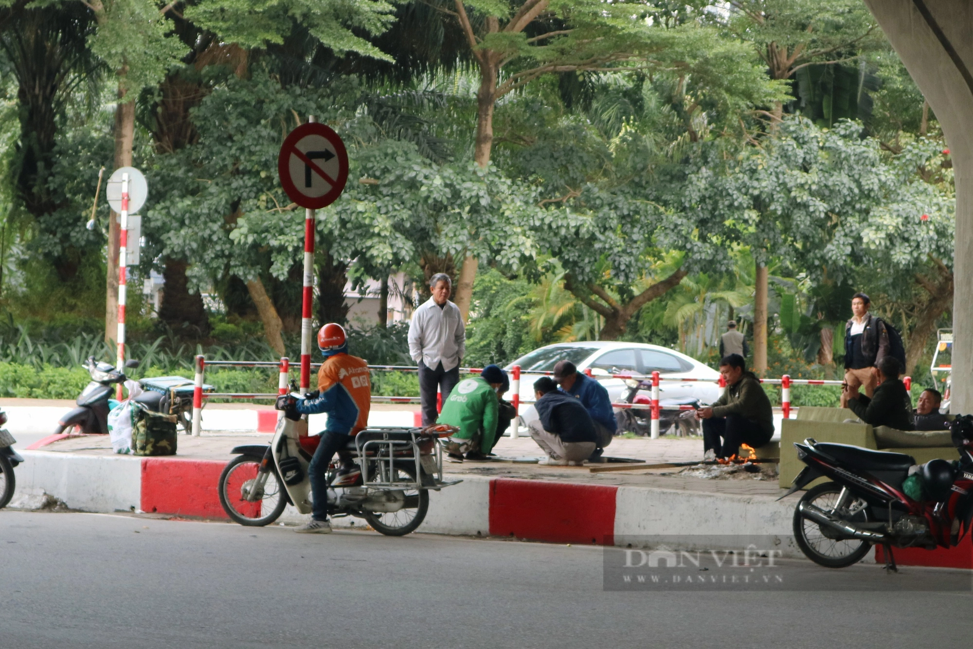 Lạnh tê tái, lao động tự do ở Hà Nội đốt lửa sưởi ấm giữa ban ngày- Ảnh 1.