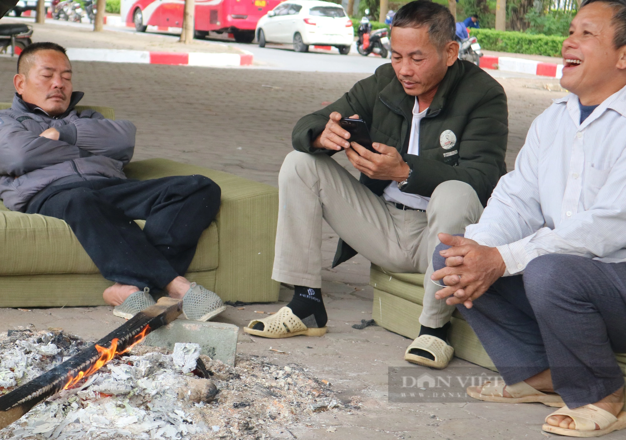 Lạnh tê tái, lao động tự do ở Hà Nội đốt lửa sưởi ấm giữa ban ngày- Ảnh 3.
