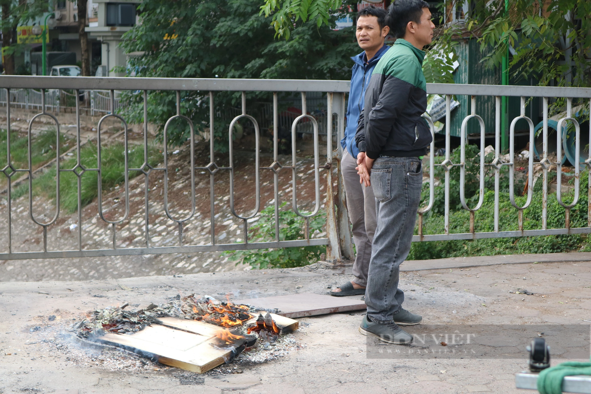 Lạnh tê tái, lao động tự do ở Hà Nội đốt lửa sưởi ấm giữa ban ngày- Ảnh 4.