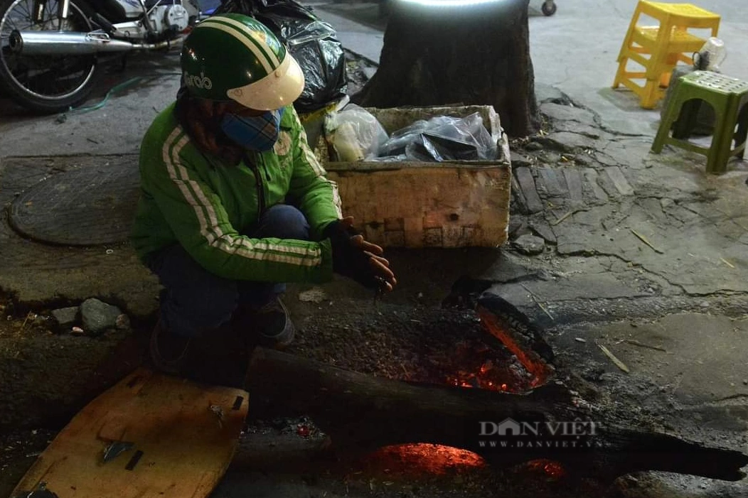 Lạnh tê tái, lao động tự do ở Hà Nội đốt lửa sưởi ấm giữa ban ngày- Ảnh 6.