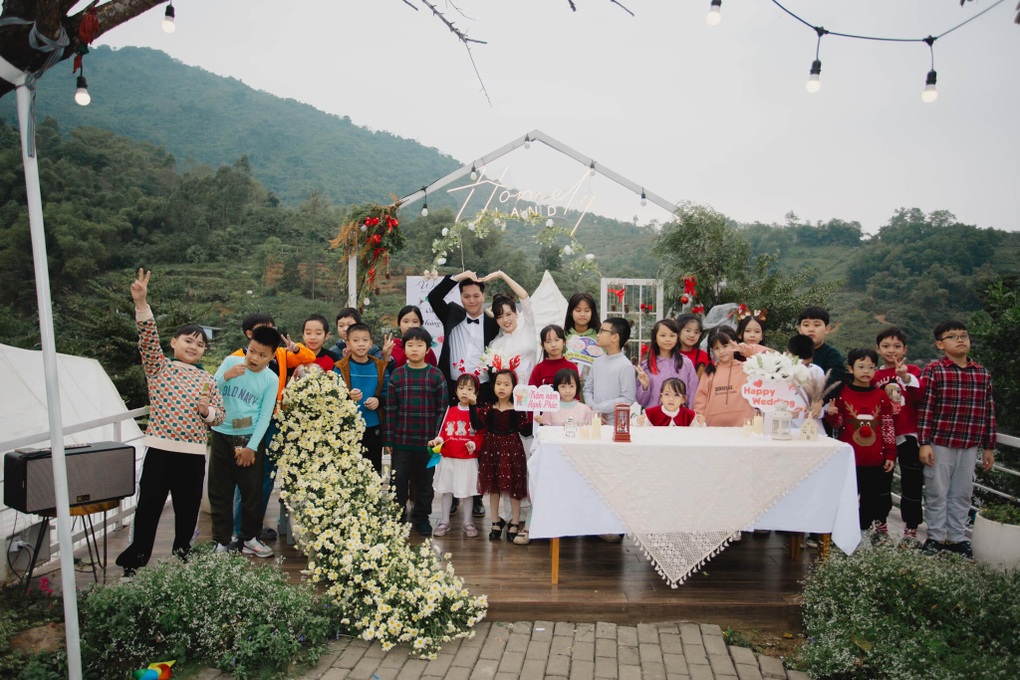 Học sinh lớp 5 tổ chức đám cưới cho cô giáo chủ nhiệm giữa núi đồi- Ảnh 1.