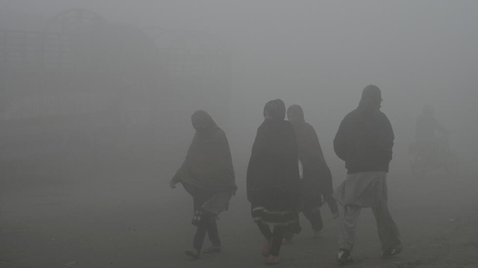 Pakistan &quot;tuyên chiến&quot; với ô nhiễm không khí bằng mưa nhân tạo - Ảnh 1.