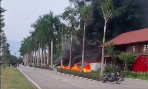 Cháy liên hoàn 7 xe điện trong Khu du lịch nghỉ dưỡng Vườn Vua, Phú Thọ- Ảnh 1.