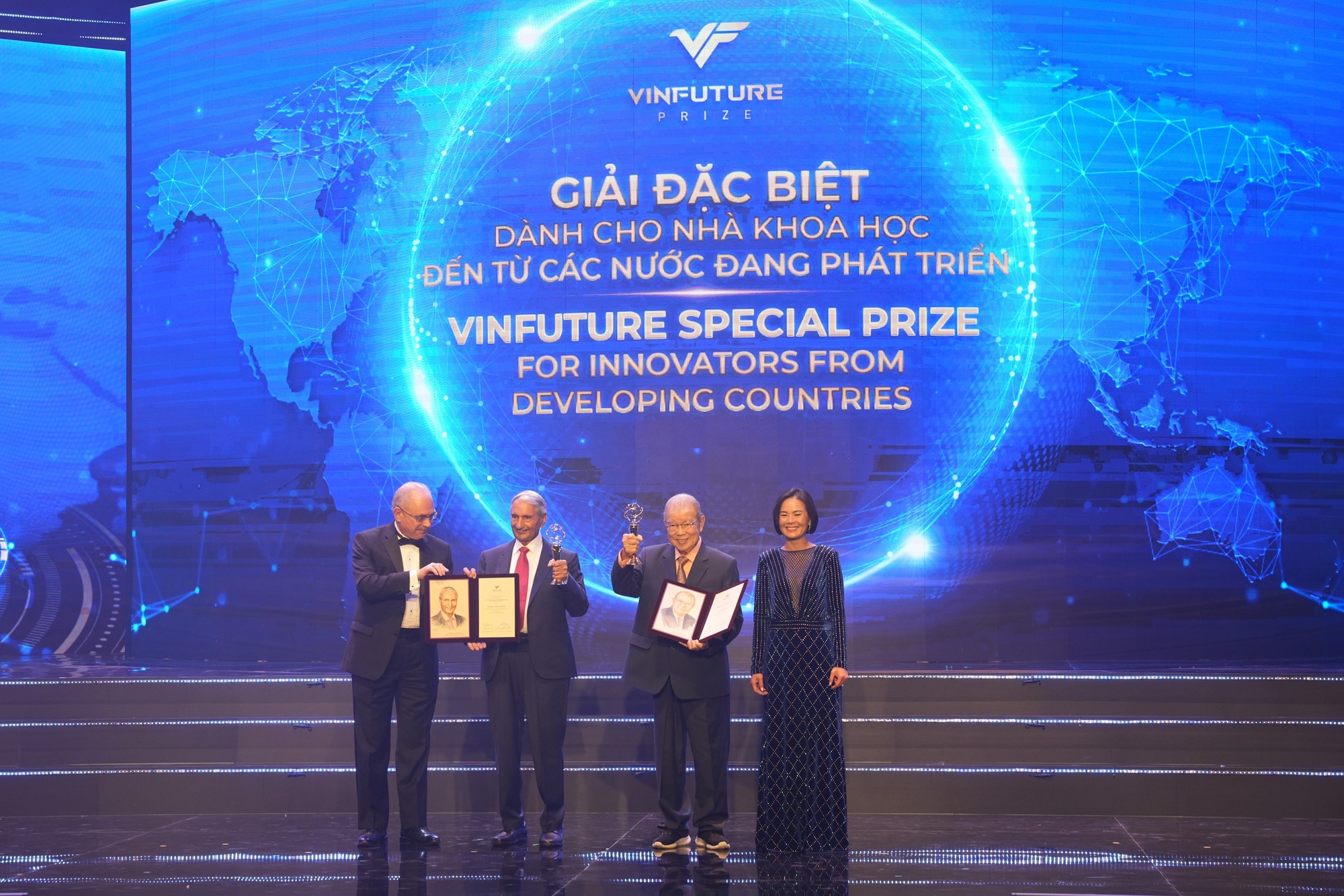 Tìm ra giống lúa đánh bại &quot;giặc rầy nâu&quot;, GS Võ Tòng Xuân trở thành người Việt đầu tiên nhận giải thưởng VinFuture - Ảnh 1.