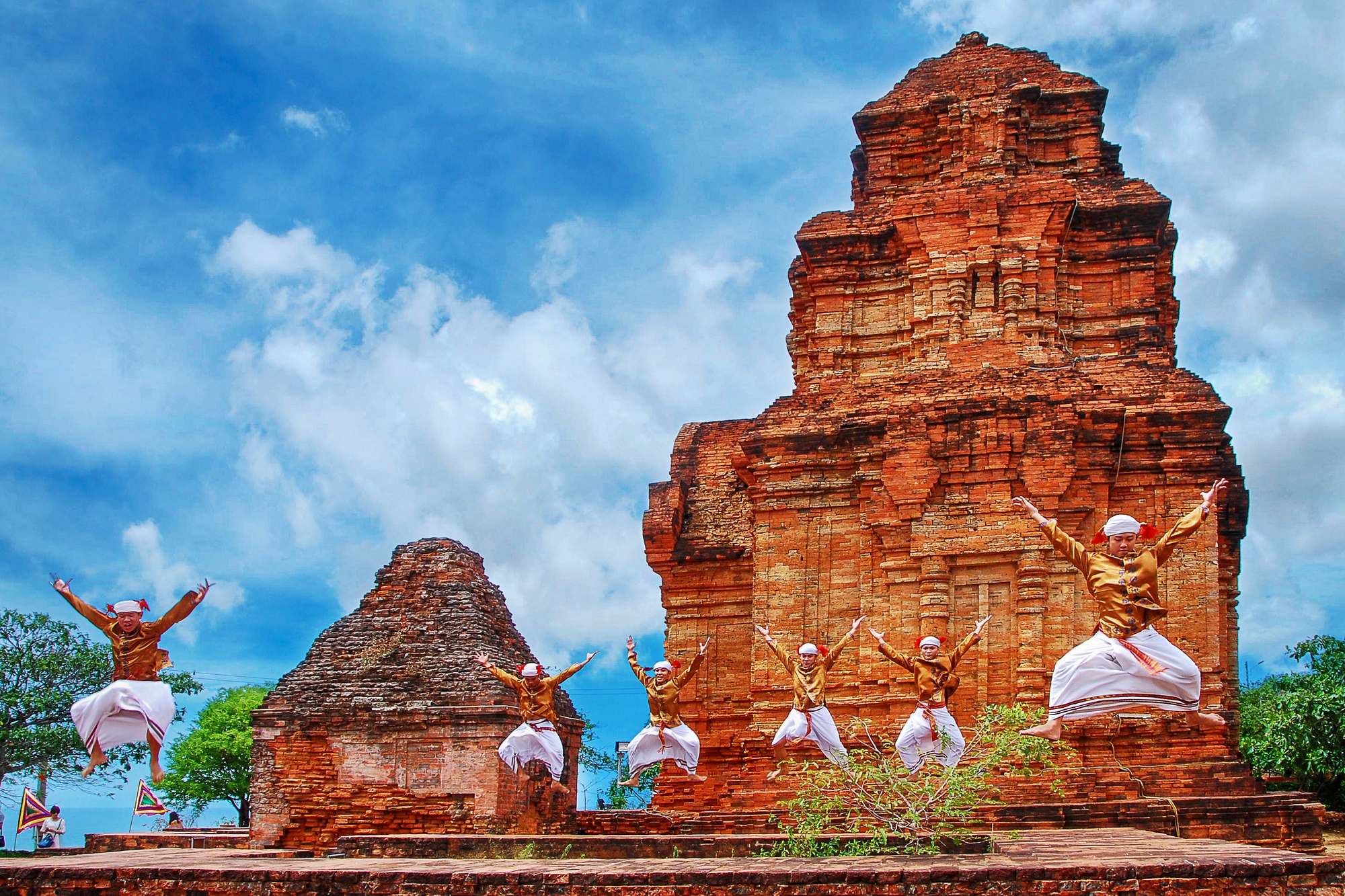 Người dân và du khách háo hức chờ ca sĩ Mỹ Tâm biểu diễn bên bờ biển Phan Thiết vào tối 27/12- Ảnh 4.