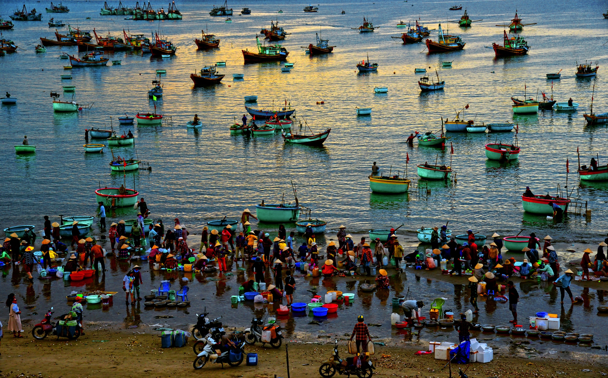 Người dân và du khách háo hức chờ ca sĩ Mỹ Tâm biểu diễn bên bờ biển Phan Thiết vào tối 27/12- Ảnh 5.