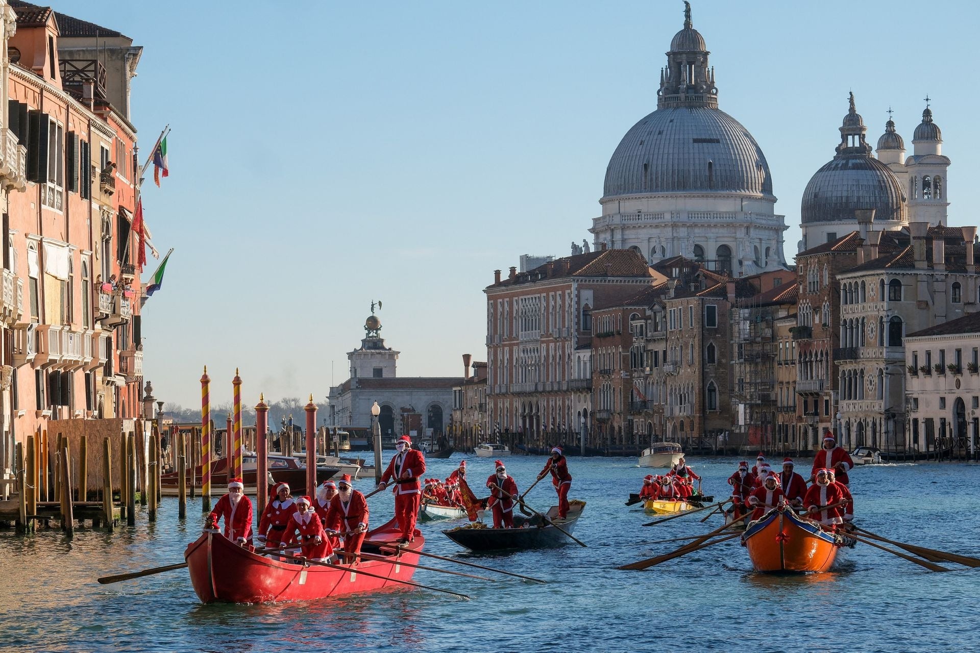 Độc lạ cảnh ông già Noel bỏ xe trượt tuyết, dùng thuyền để đua ở thành Venice- Ảnh 2.