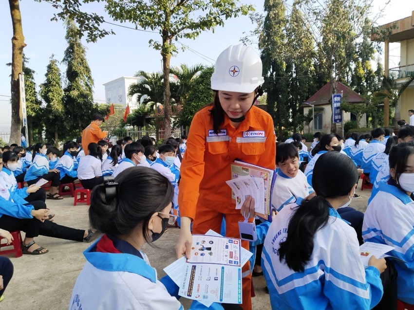 PC Đắk Nông đẩy mạnh tuyên truyền tiết kiệm điện, an toàn điện trong trường học - Ảnh 1.