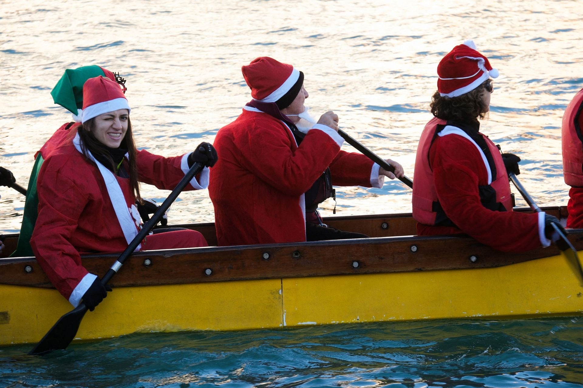 Độc lạ cảnh ông già Noel bỏ xe trượt tuyết, dùng thuyền để đua ở thành Venice- Ảnh 3.