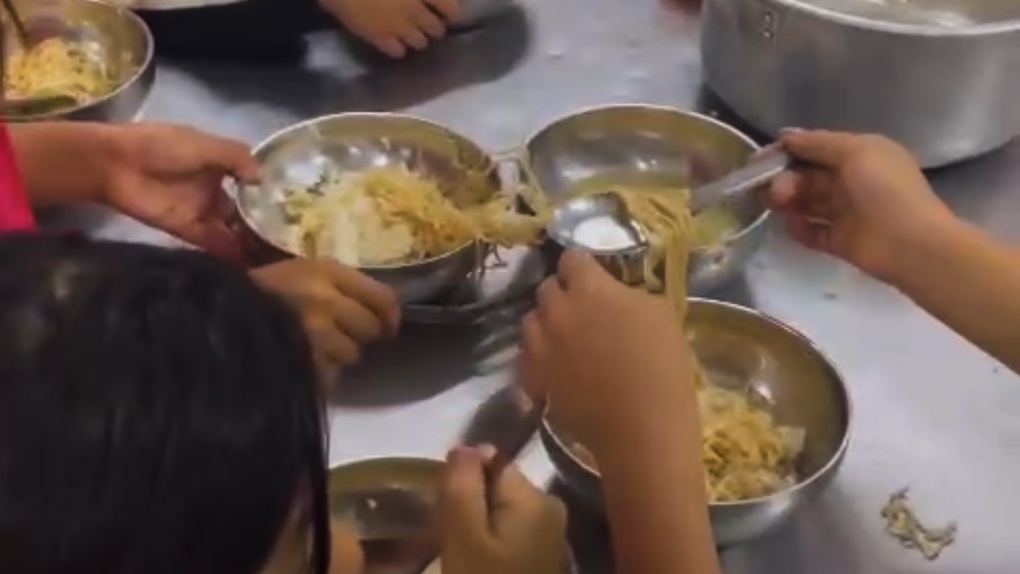 Vụ học sinh ăn cơm chan canh mì tôm ở Lào Cai: Hiệu trưởng xin từ chức - Ảnh 2.