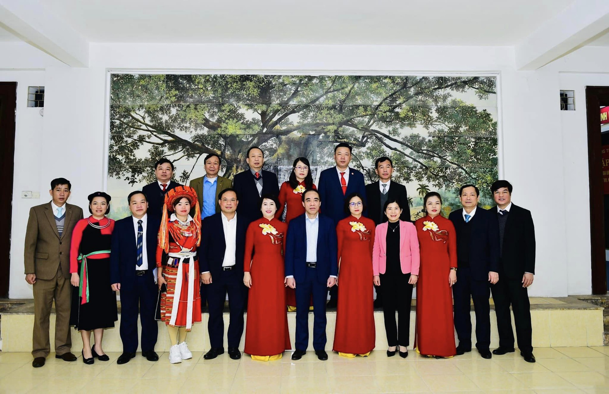 Bí thư Tỉnh ủy Tuyên Quang Chẩu Văn Lâm gặp mặt Đoàn đại biểu Hội ND tỉnh dự Đại hội VIII Hội NDVN - Ảnh 2.