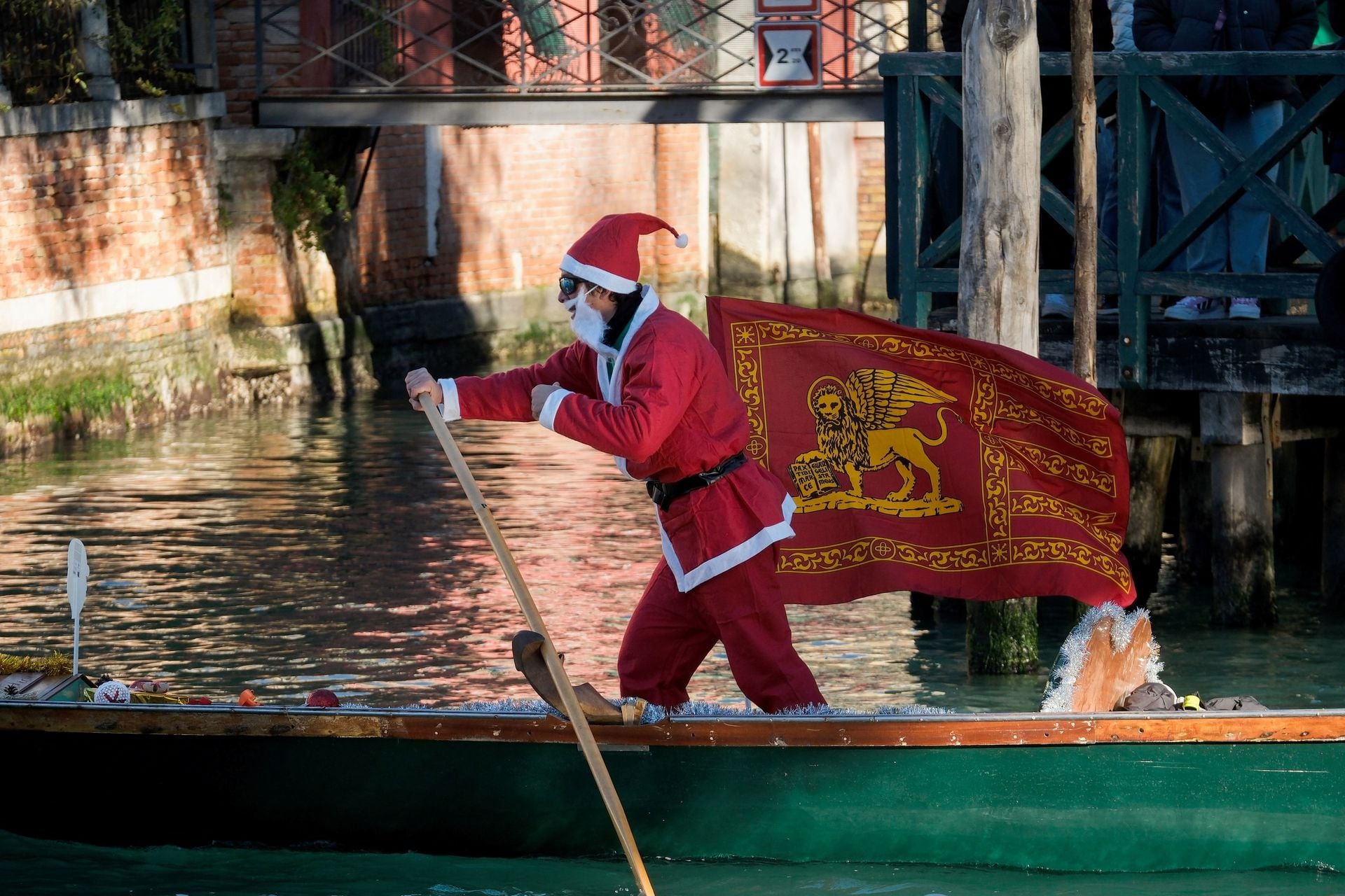 Độc lạ cảnh ông già Noel bỏ xe trượt tuyết, dùng thuyền để đua ở thành Venice- Ảnh 6.