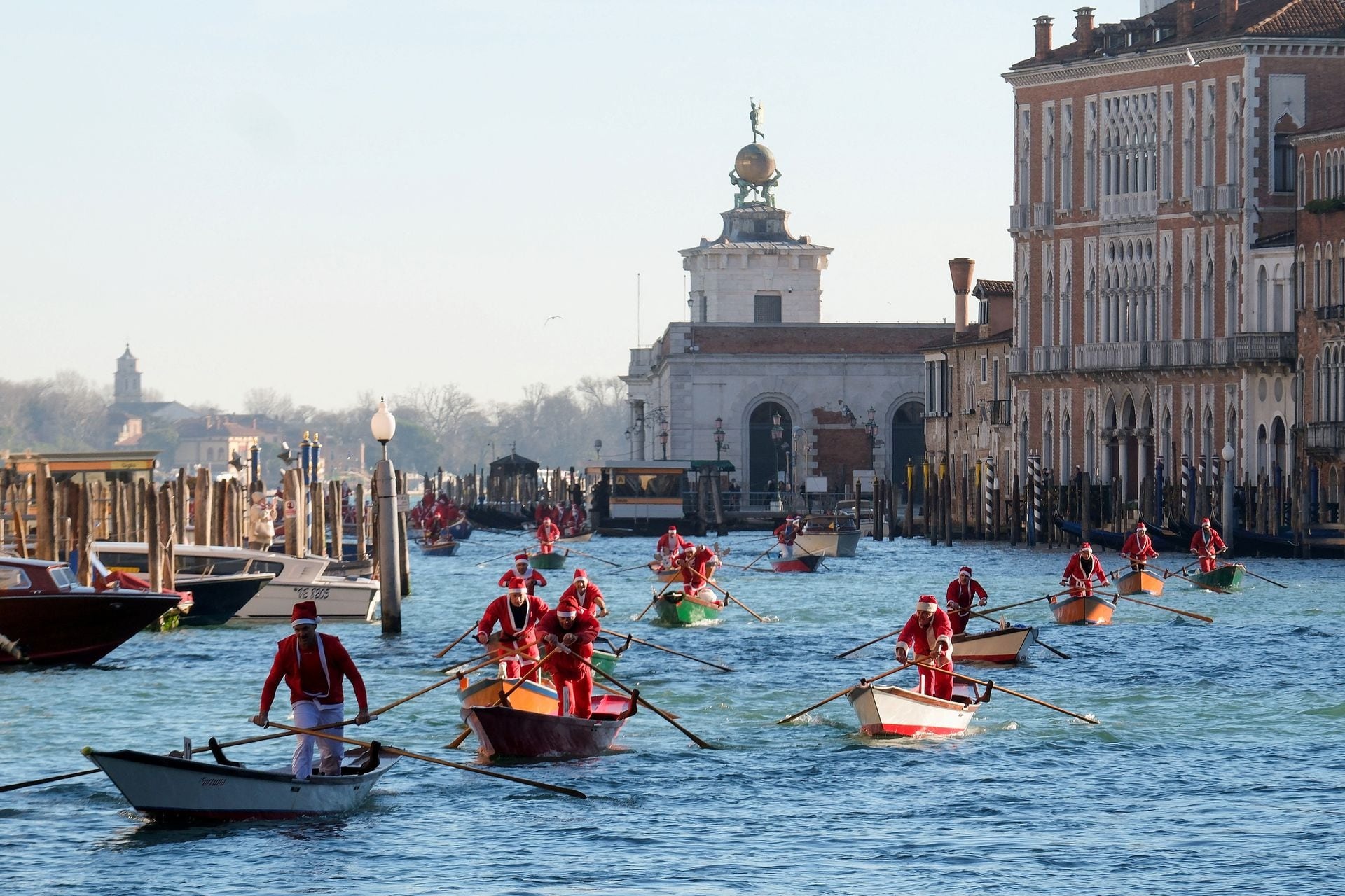 Độc lạ cảnh ông già Noel bỏ xe trượt tuyết, dùng thuyền để đua ở thành Venice- Ảnh 7.