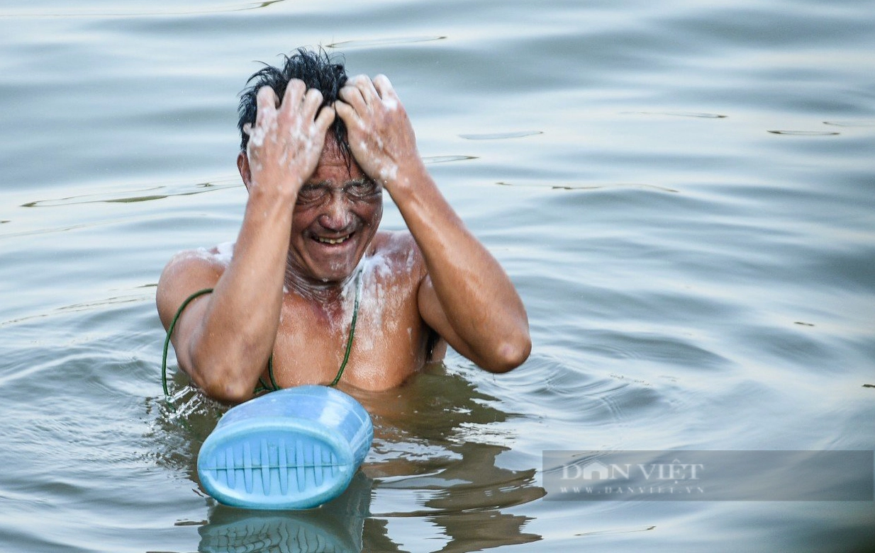 Bất chấp cái lạnh "thấu xương" của Hà Nội, nhiều người vẫn tắm ở sông Hồng- Ảnh 7.