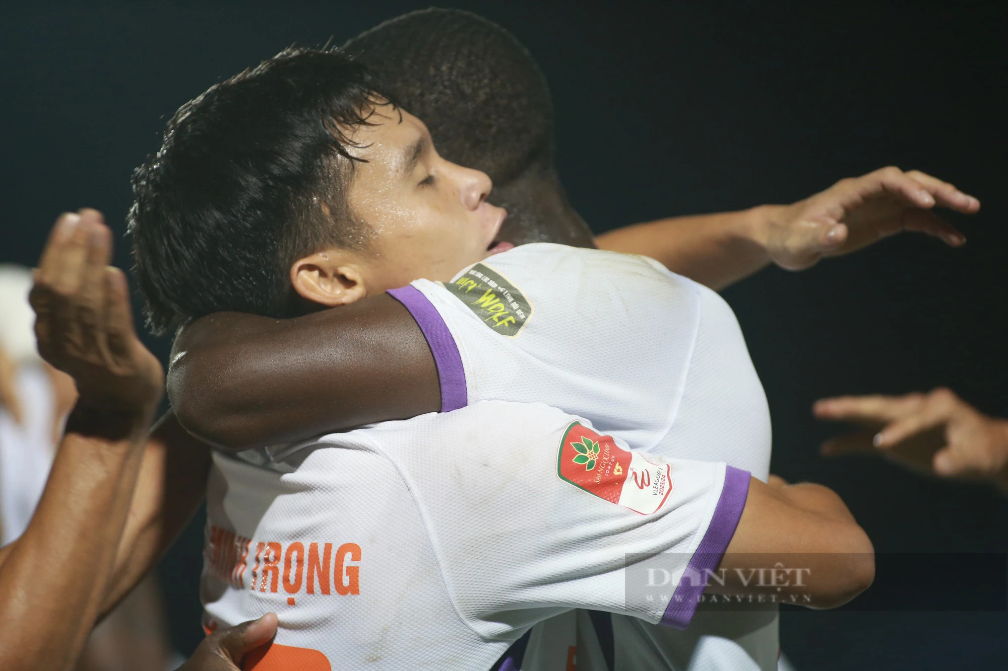 &quot;Gà cưng&quot; của HLV Troussier lập siêu phẩm, B.Bình Dương đánh bại Thanh Hoá giữ ngôi đầu V.League - Ảnh 3.