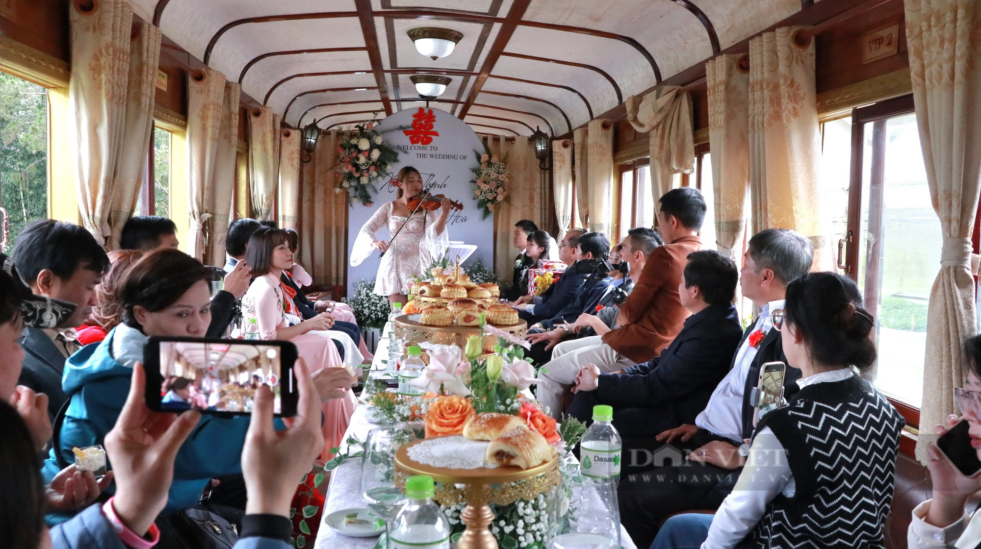 Lễ cưới đầu tiên ở Việt Nam trên toa tàu của nhà ga cổ nhất Đông Dương - Ảnh 1.