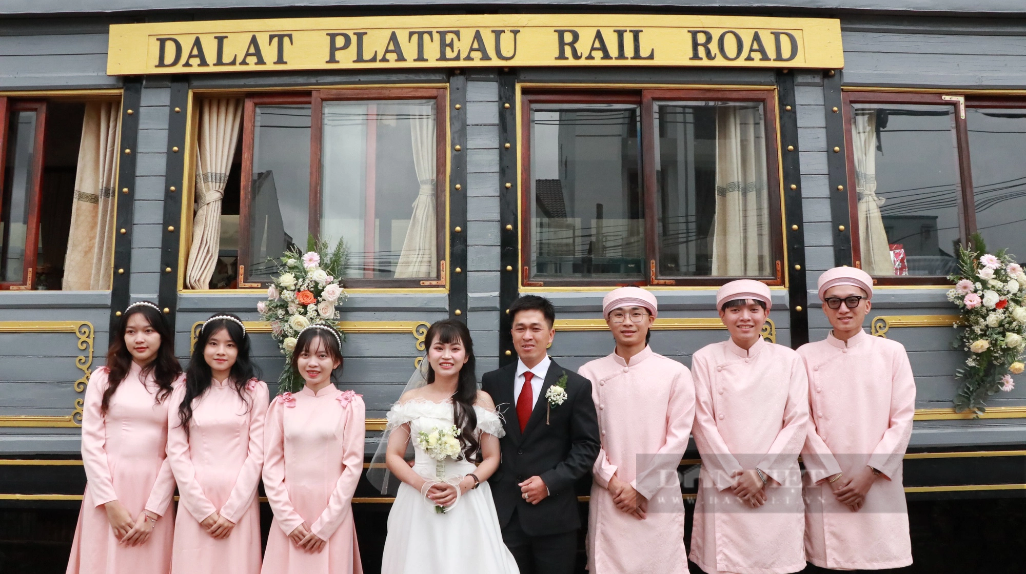 Lễ cưới đầu tiên ở Việt Nam trên toa tàu của nhà ga cổ nhất Đông Dương - Ảnh 2.