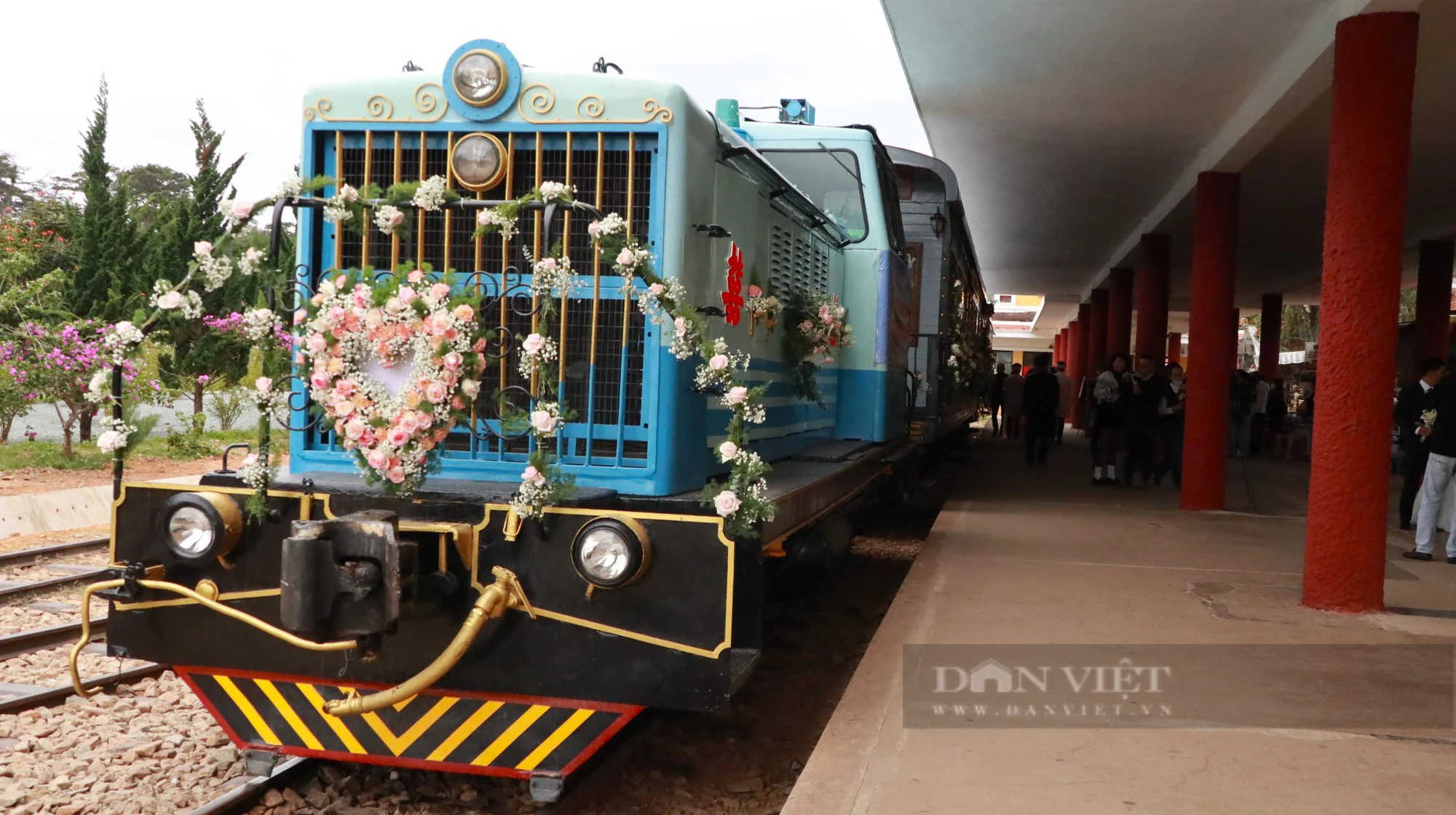 Lễ cưới đầu tiên ở Việt Nam trên toa tàu của nhà ga cổ nhất Đông Dương - Ảnh 4.
