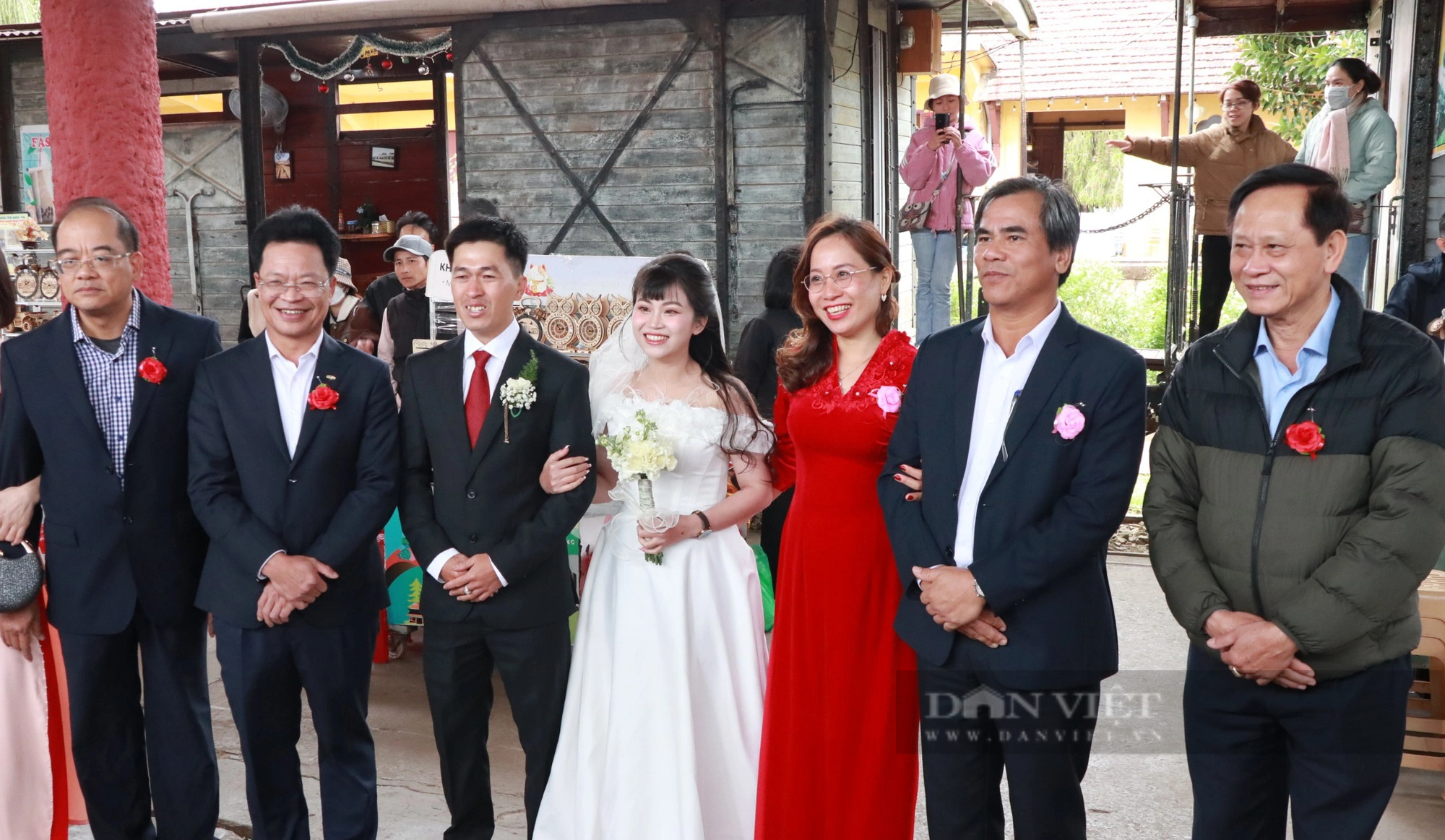 Lễ cưới đầu tiên ở Việt Nam trên toa tàu của nhà ga cổ nhất Đông Dương - Ảnh 5.