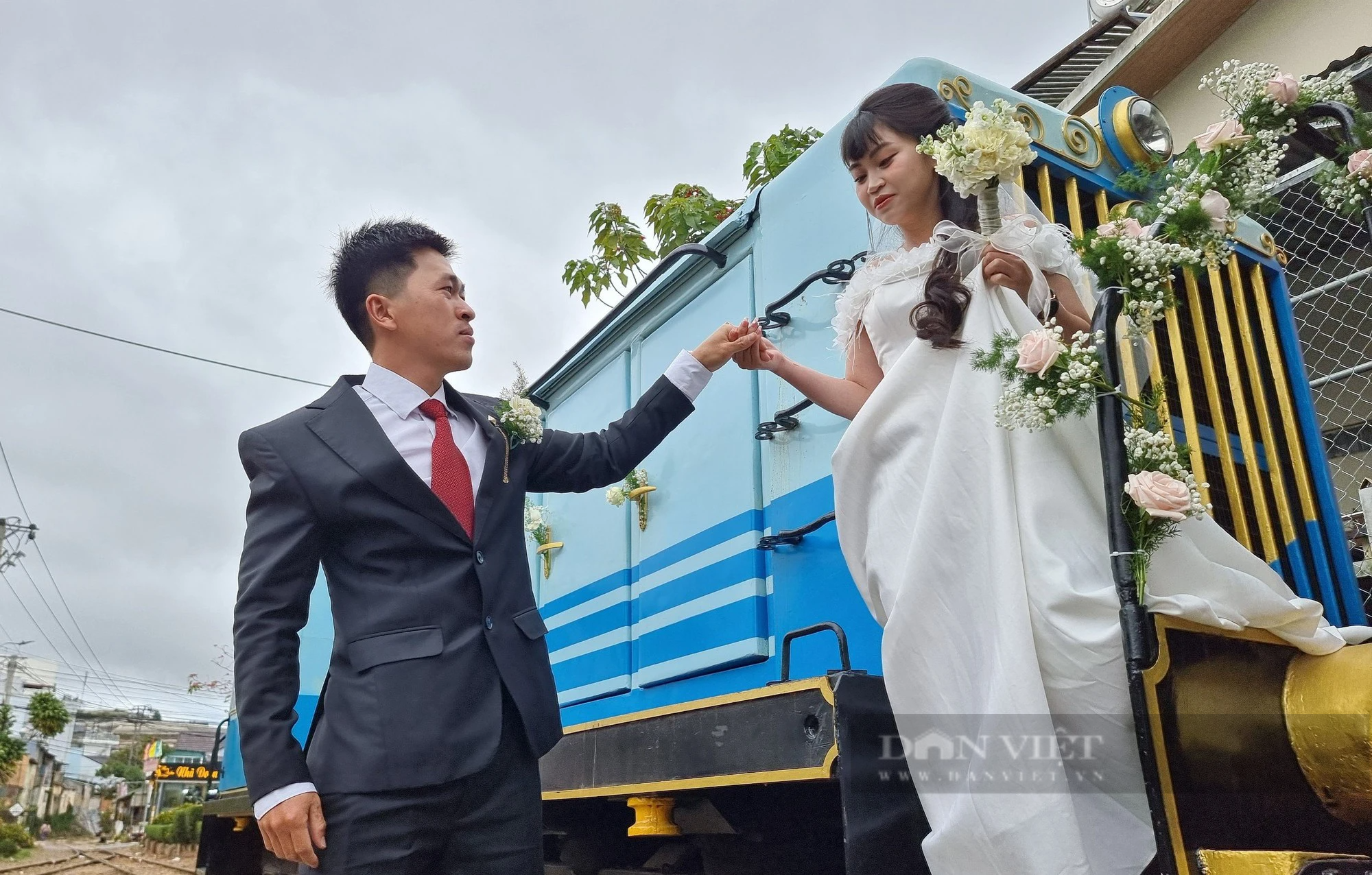 Lễ cưới đầu tiên ở Việt Nam trên toa tàu của nhà ga cổ nhất Đông Dương - Ảnh 6.