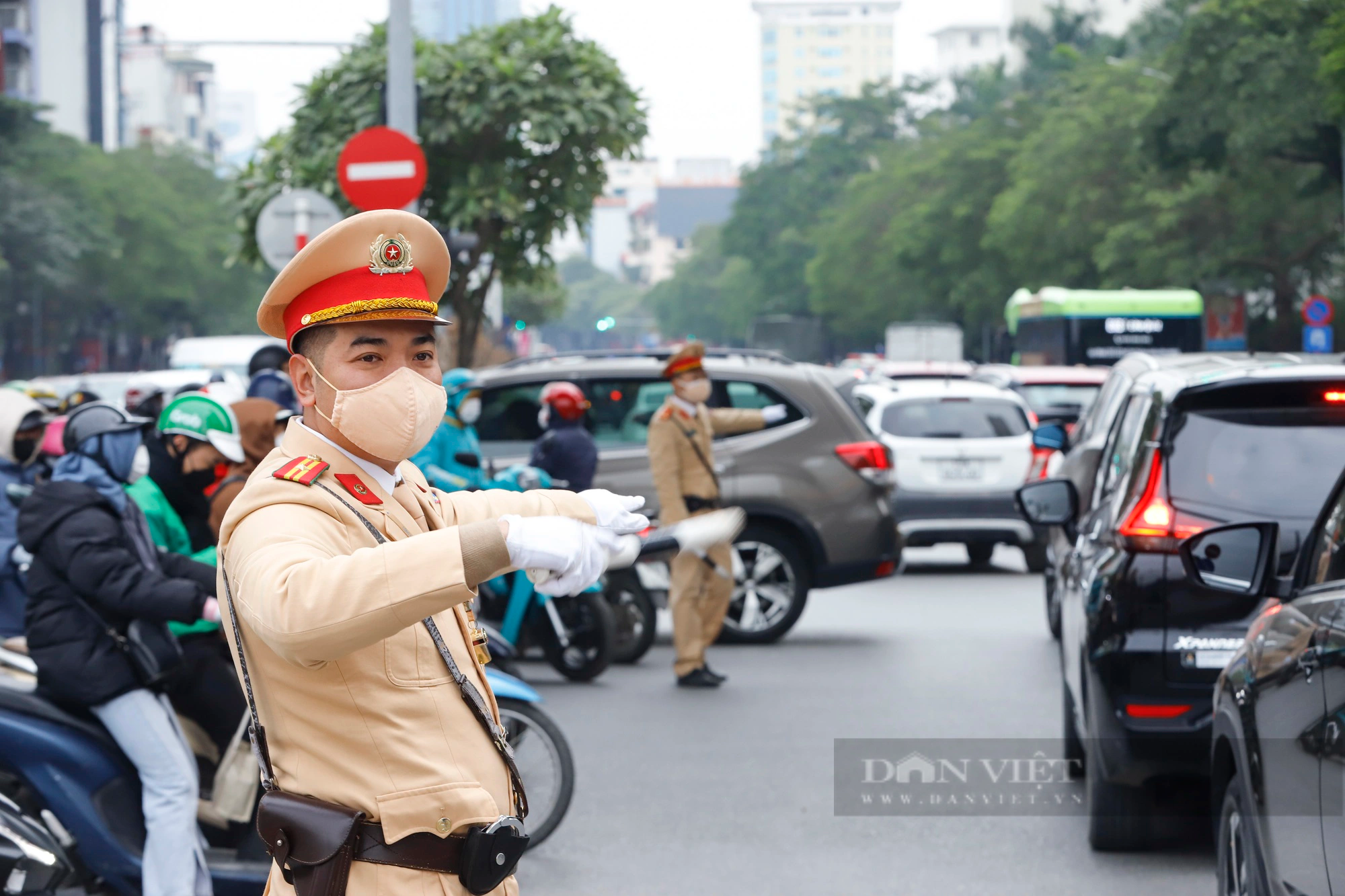 Công an Hà Nội gồng mình làm nhiệm vụ từ sáng sớm đến đêm trong giá lạnh 10 độ C - Ảnh 2.