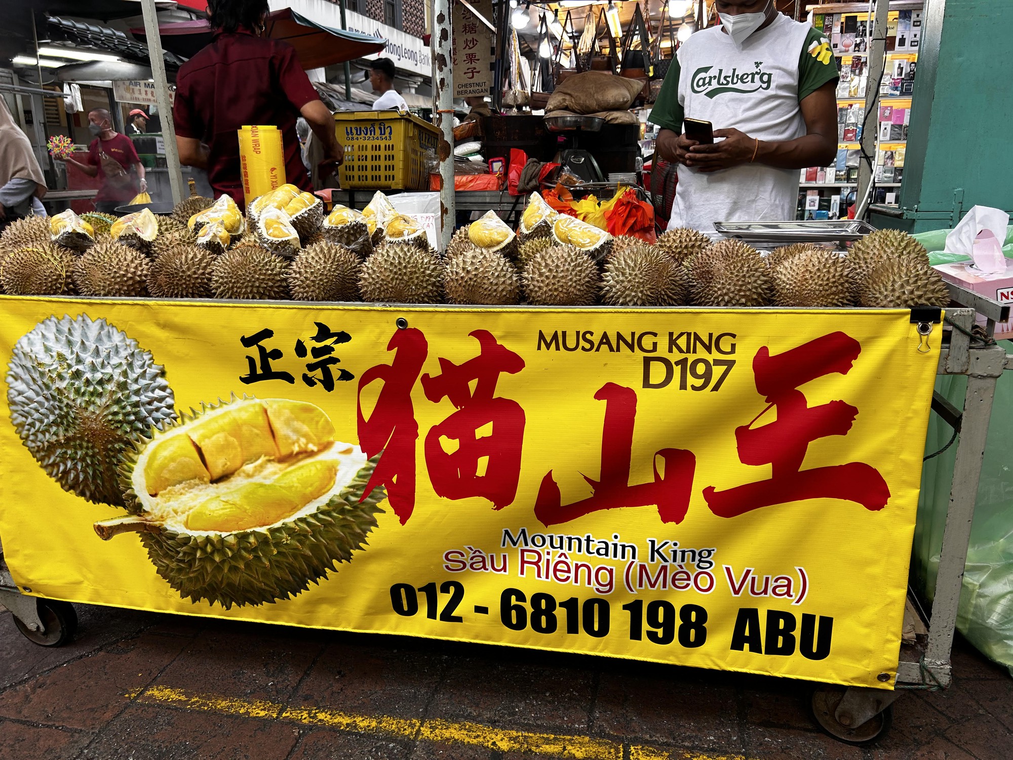 Một quầy bán sầu riêng ở Malaysia có cả chữ tiếng Việt