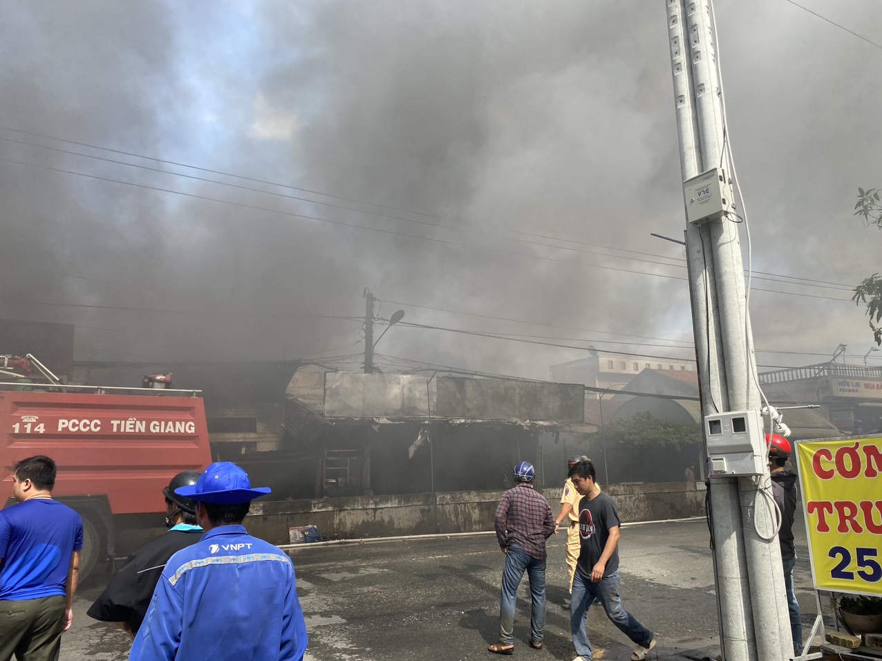 Tiền Giang: Cháy tại một kho chứa hàng của một hộ kinh doanh đồ gia dụng khiến 6 căn nhà bị ảnh hưởng nặng - Ảnh 1.