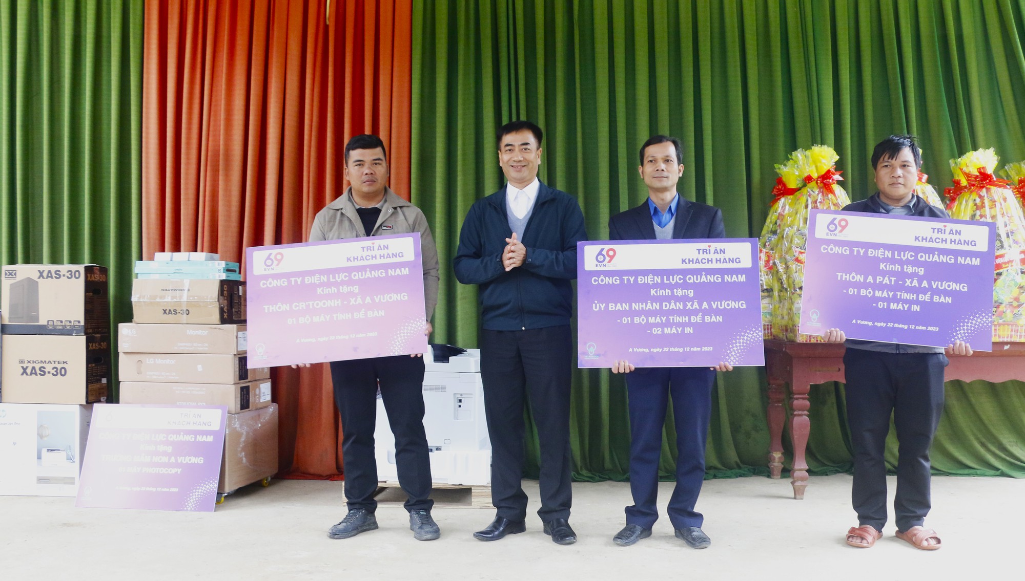 Công ty Điện lực Quảng Nam tặng quà hỗ trợ xã A Vương phát triển KT-XH và đón tết Giáp Thìn    - Ảnh 1.