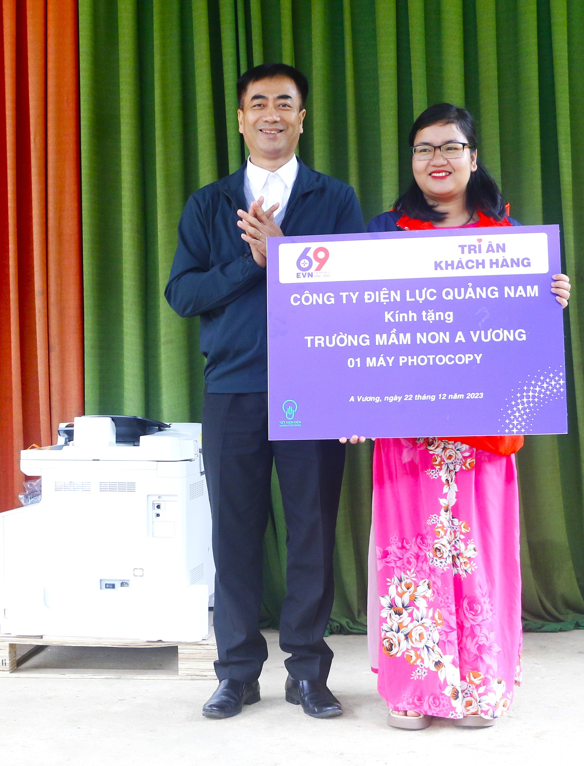 Công ty Điện lực Quảng Nam tặng quà hỗ trợ xã A Vương phát triển KT-XH và đón tết Giáp Thìn    - Ảnh 2.
