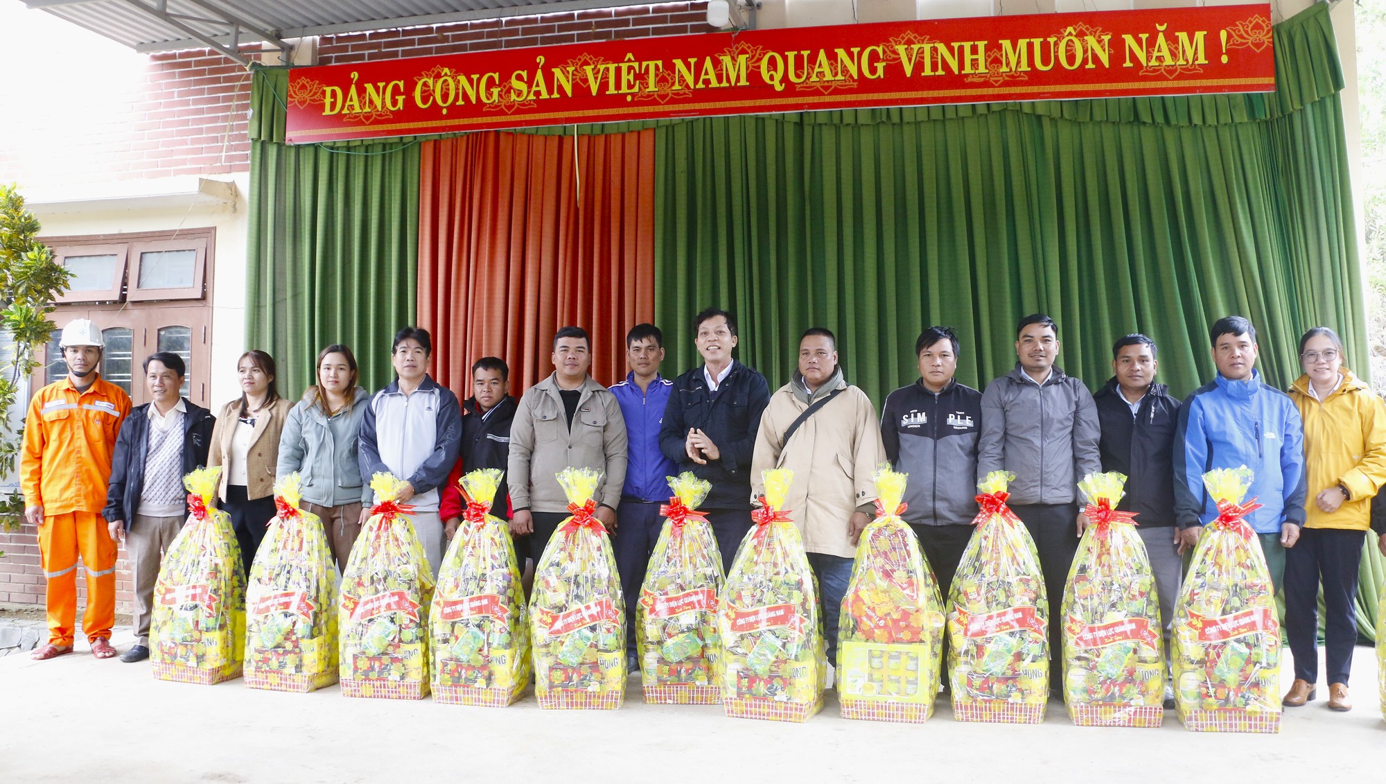 Công ty Điện lực Quảng Nam tặng quà hỗ trợ xã A Vương phát triển KT-XH và đón tết Giáp Thìn    - Ảnh 3.