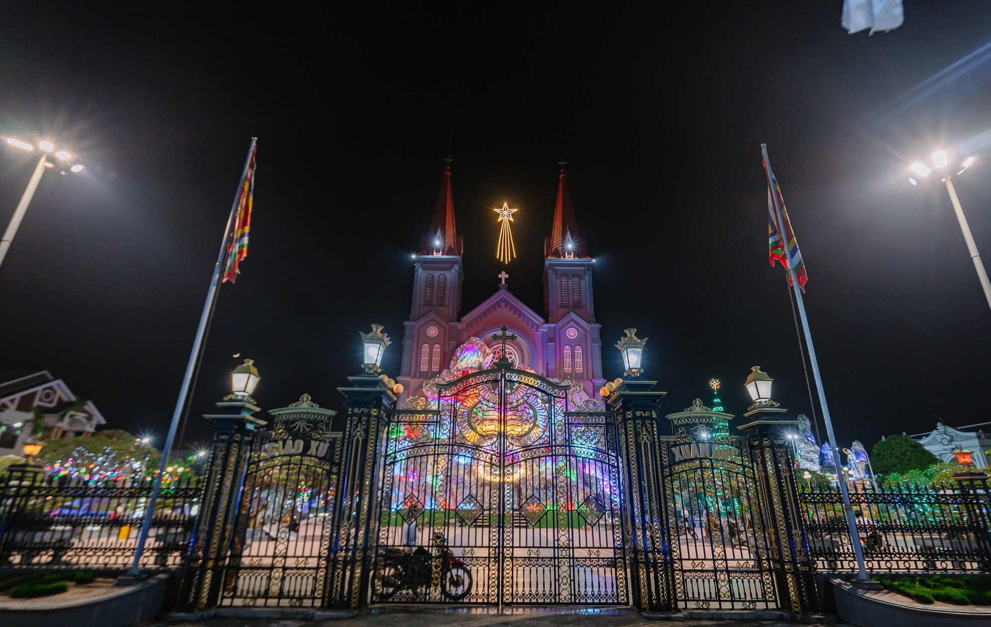 Nam Định: Nhà thờ Giáo Xứ Xuân Dục trang hoàng, lộng lẫy dịp Giáng Sinh 2023 - Ảnh 1.
