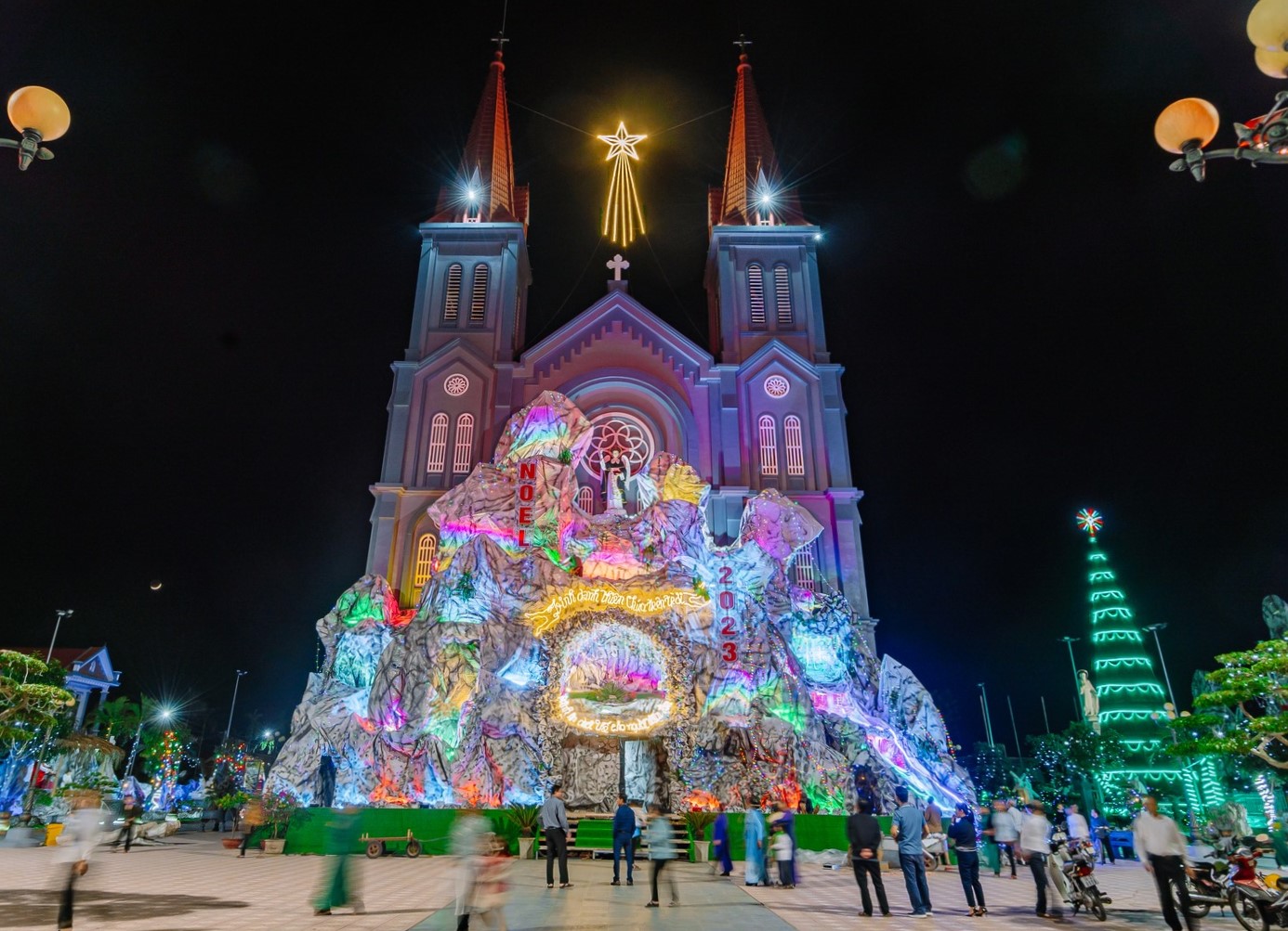 Nam Định: Nhà thờ Giáo Xứ Xuân Dục trang hoàng, lộng lẫy dịp Giáng Sinh 2023 - Ảnh 2.