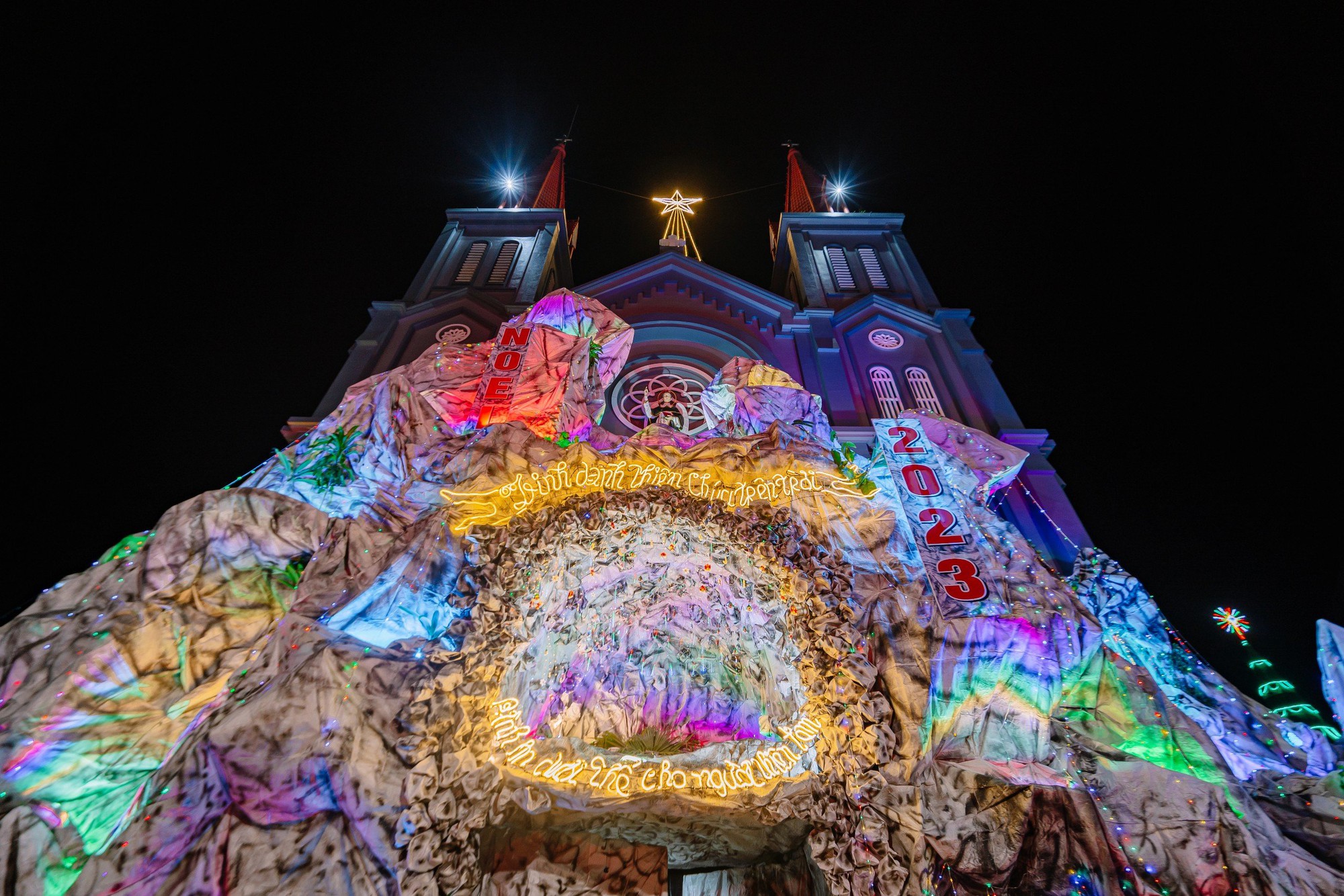 Nam Định: Nhà thờ Giáo Xứ Xuân Dục trang hoàng, lộng lẫy dịp Giáng Sinh 2023 - Ảnh 3.